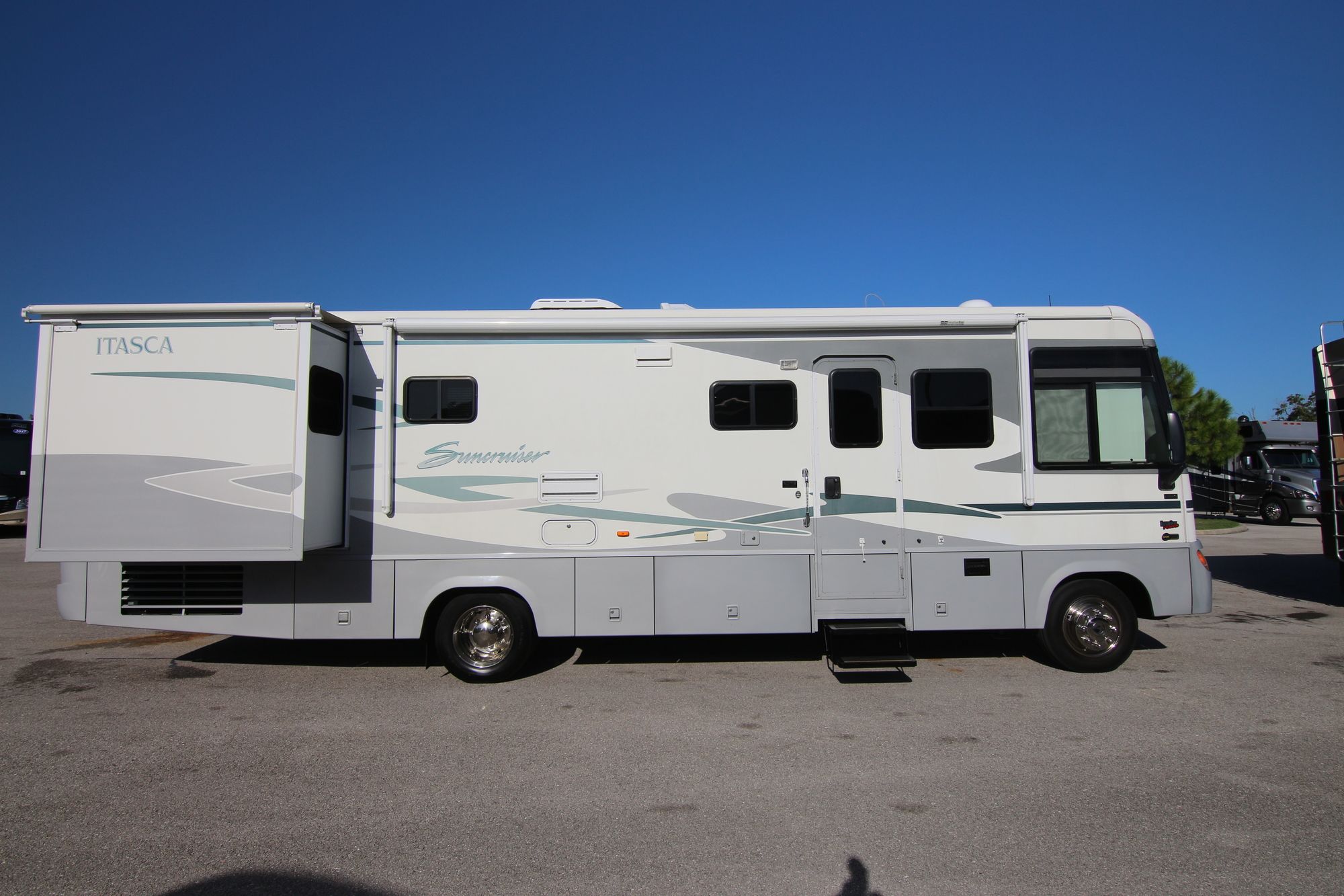 Used 2003 Itasca Suncruiser 33V Class A  For Sale