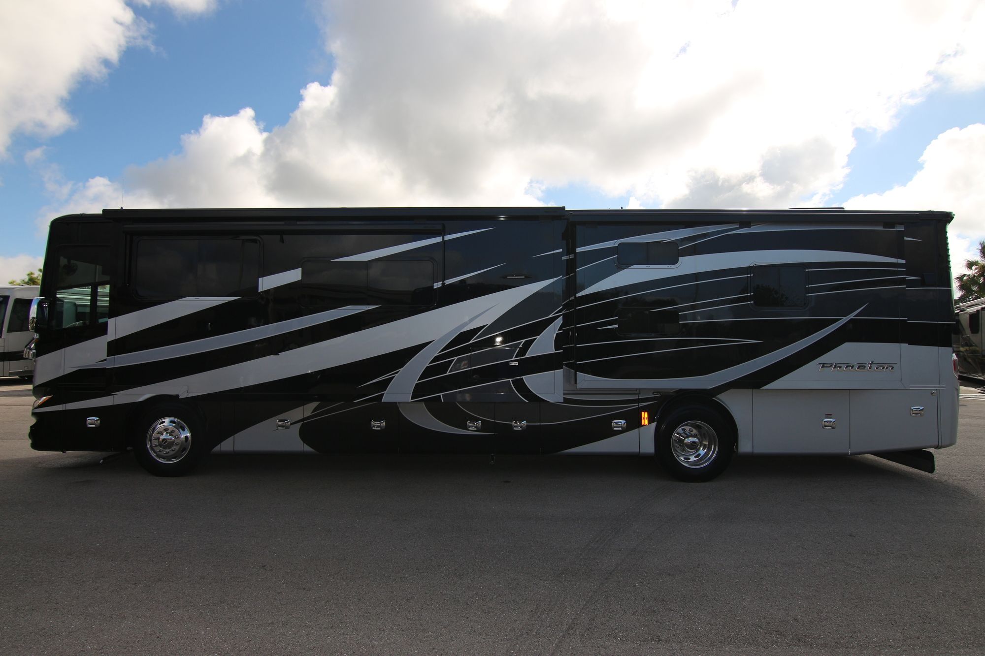 New 2019 Tiffin Motor Homes Phaeton 40QKH Class A  For Sale