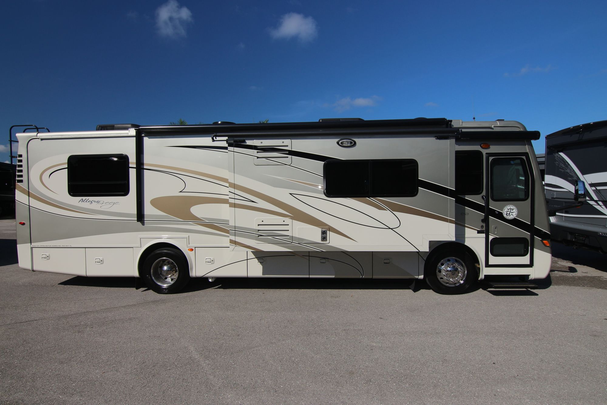 Used 2012 Tiffin Motor Homes Breeze 32BR Class A  For Sale