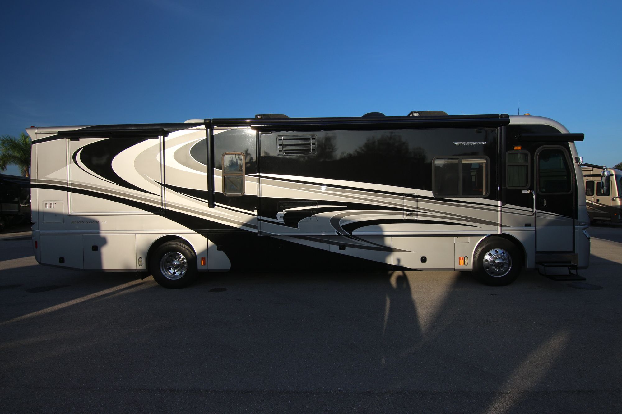 Used 2008 Fleetwood Revolution Le 40R Class A  For Sale