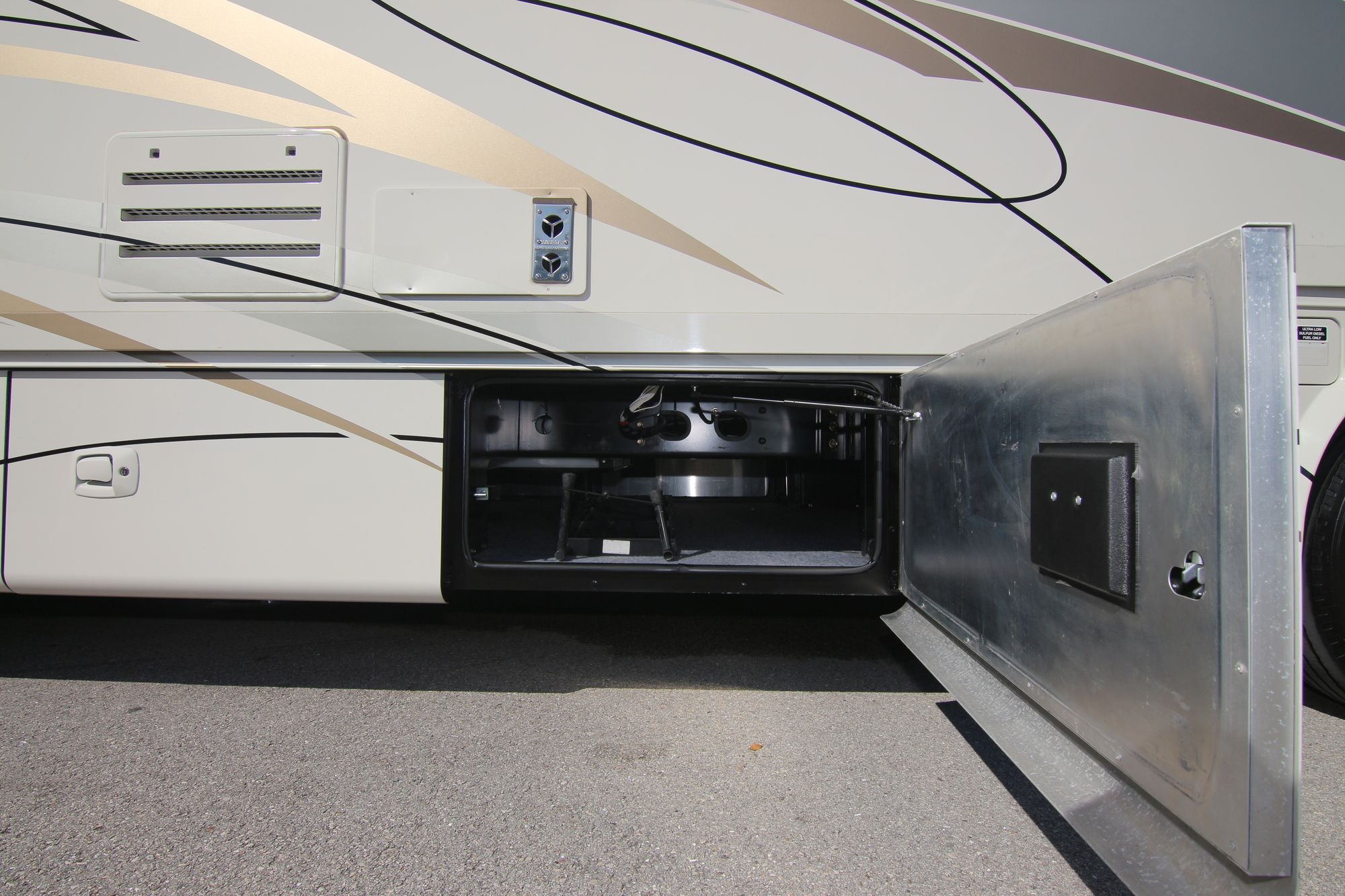 Used 2012 Tiffin Motor Homes Breeze 32BR Class A  For Sale