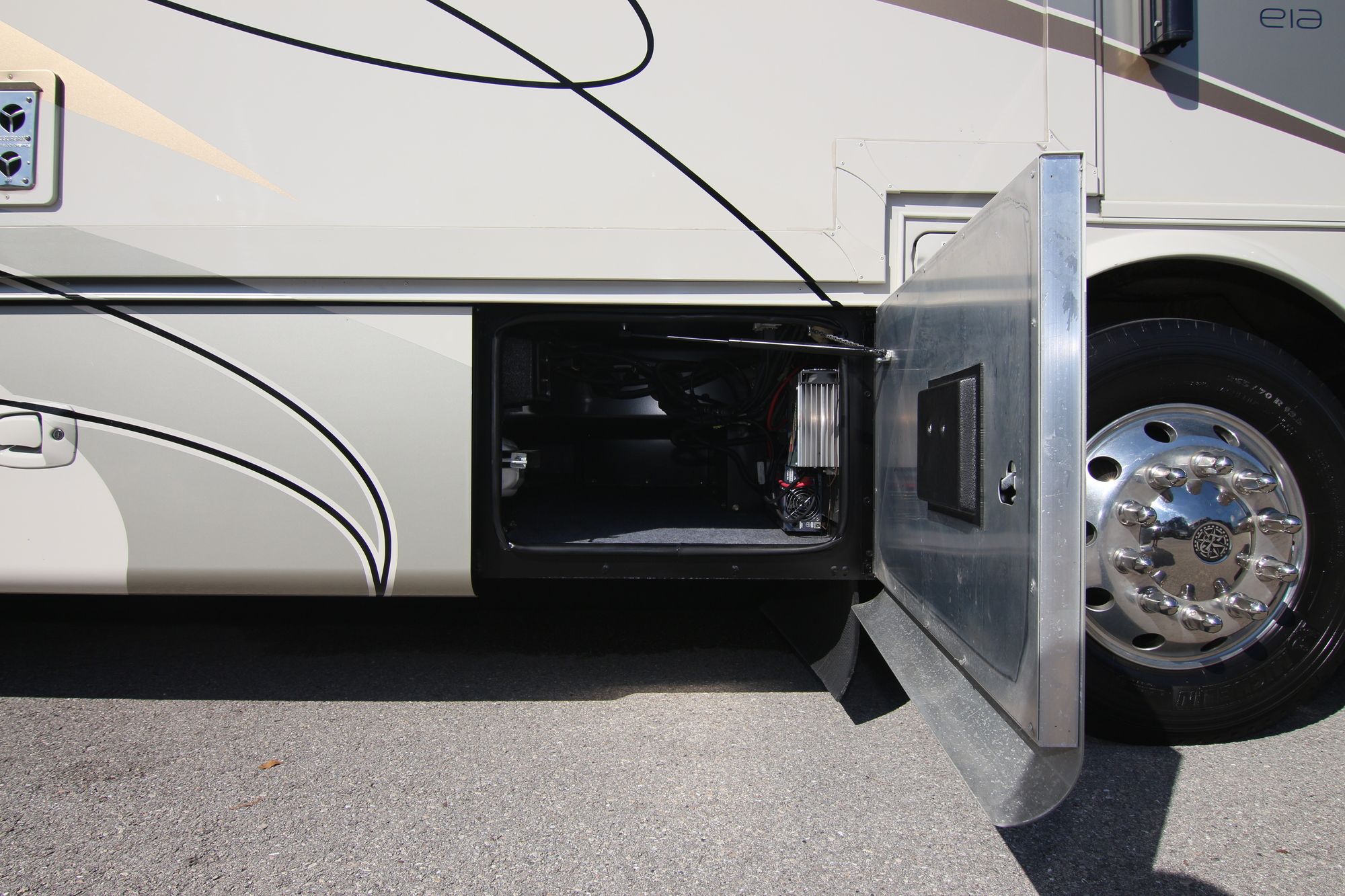 Used 2012 Tiffin Motor Homes Breeze 32BR Class A  For Sale