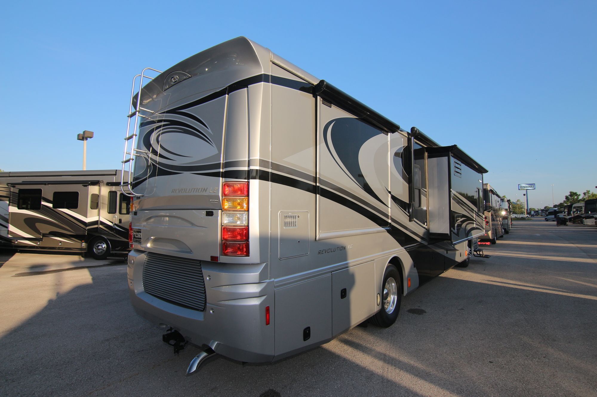 Used 2008 Fleetwood Revolution Le 40R Class A  For Sale