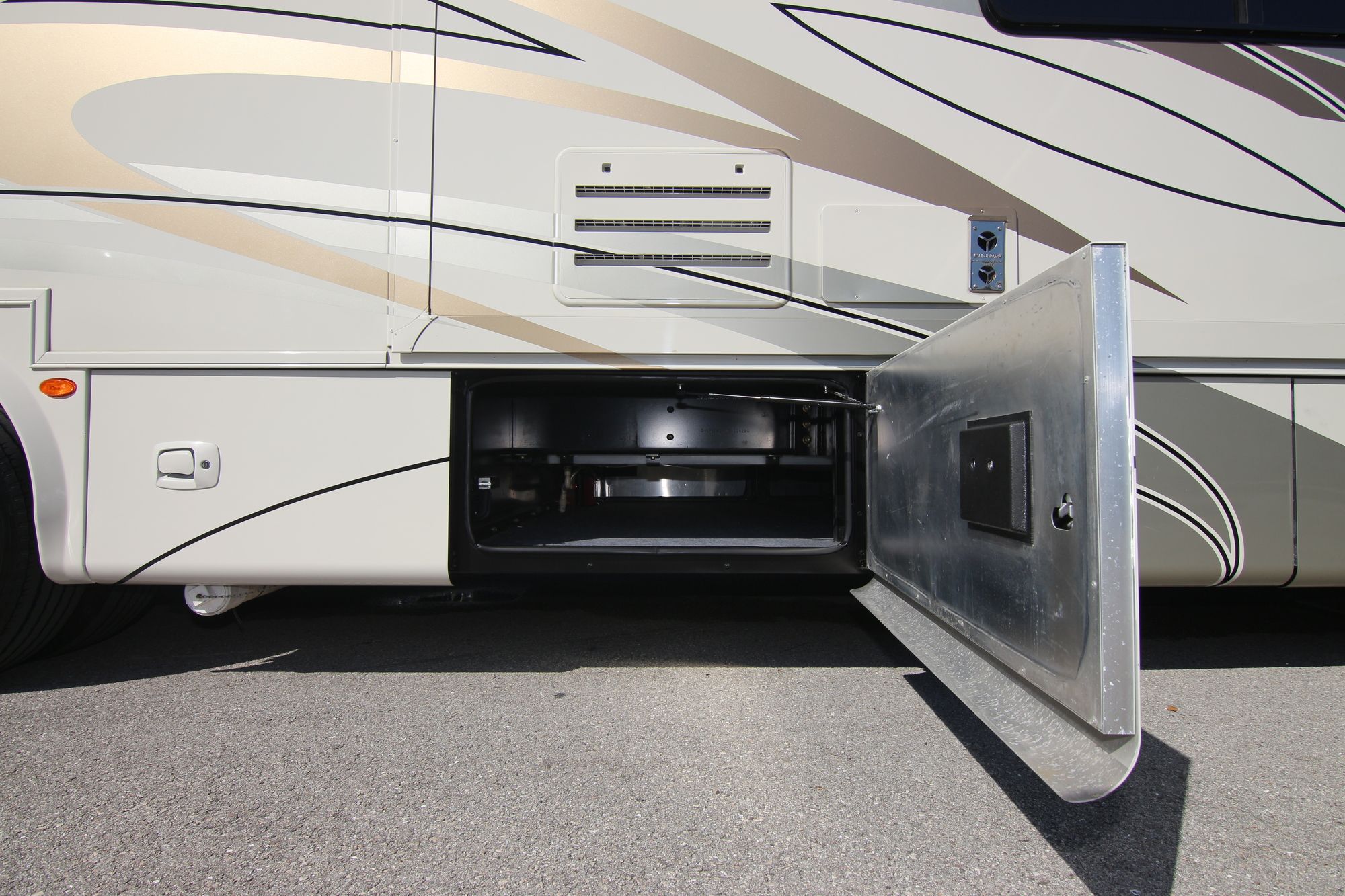 Used 2012 Tiffin Motor Homes Breeze 32BR Class A  For Sale