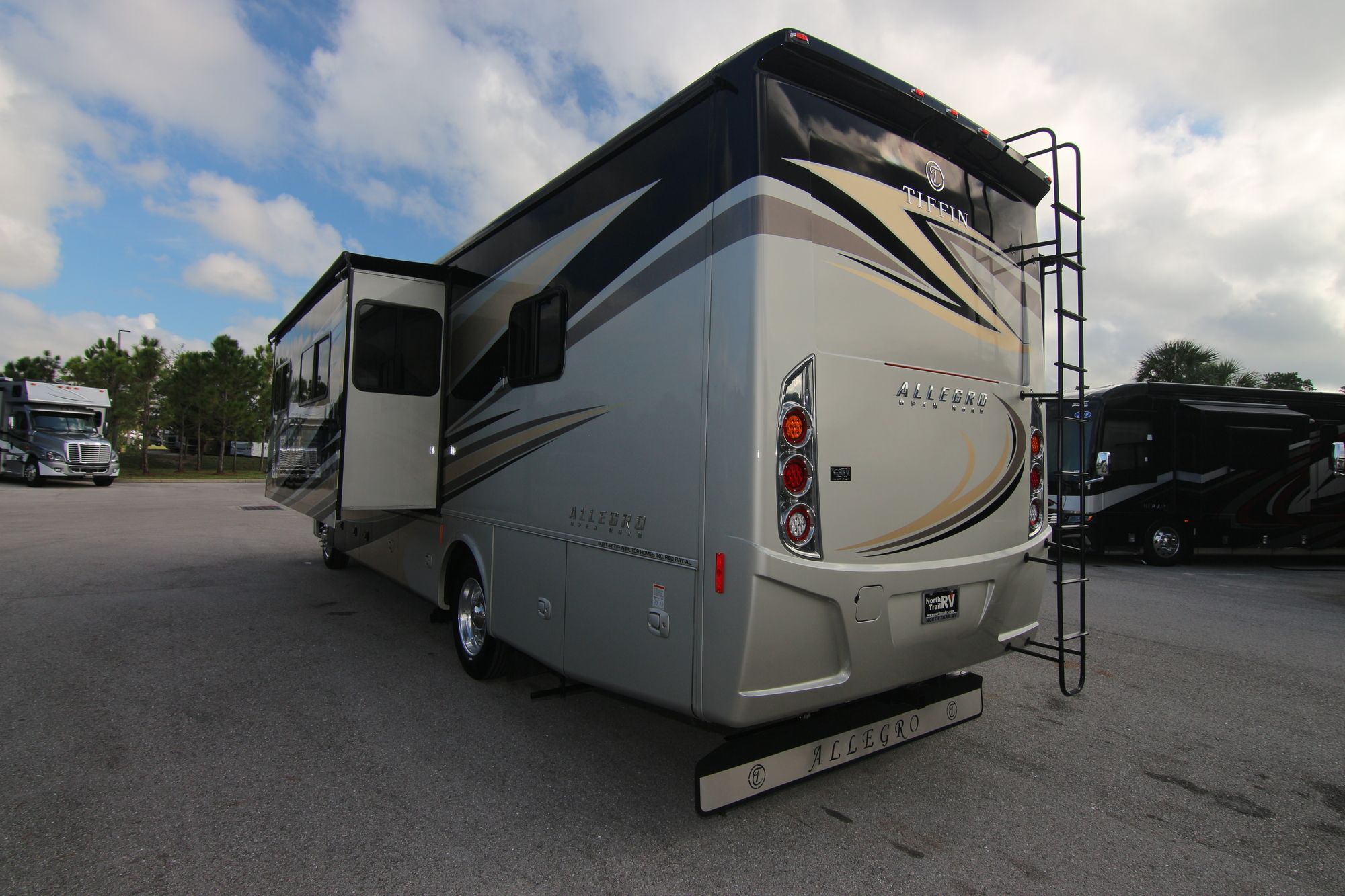 Used 2017 Tiffin Motor Homes Allegro 32SA Class A  For Sale