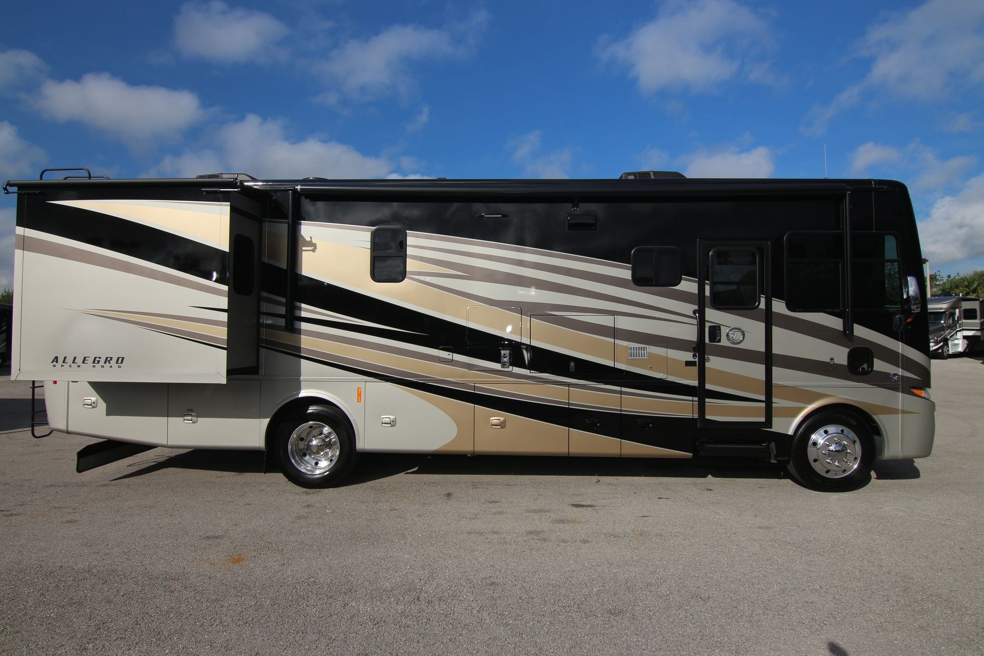 Used 2017 Tiffin Motor Homes Allegro 32SA Class A  For Sale