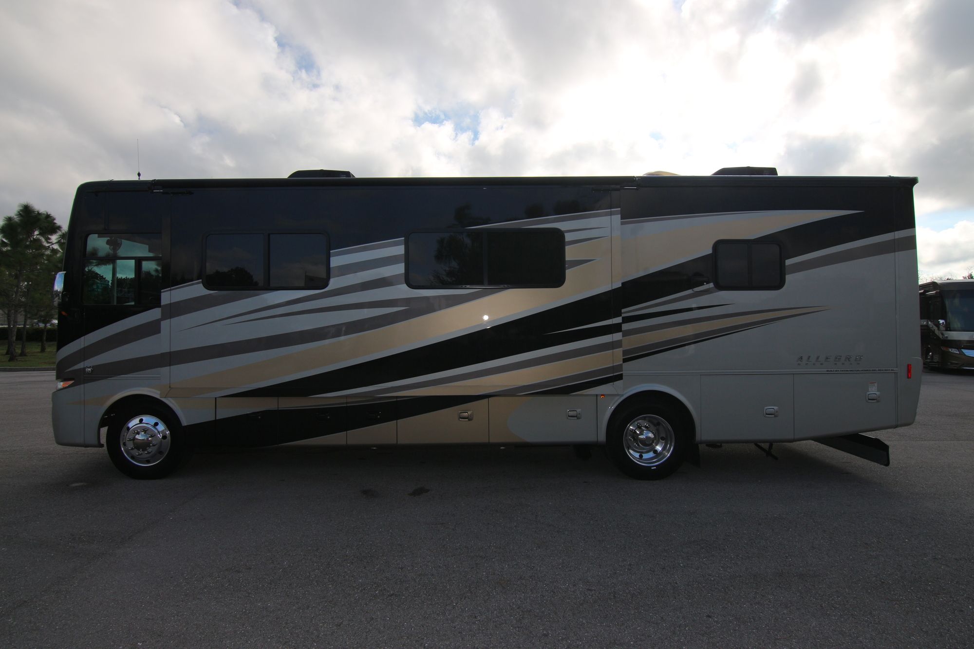 Used 2017 Tiffin Motor Homes Allegro 32SA Class A  For Sale