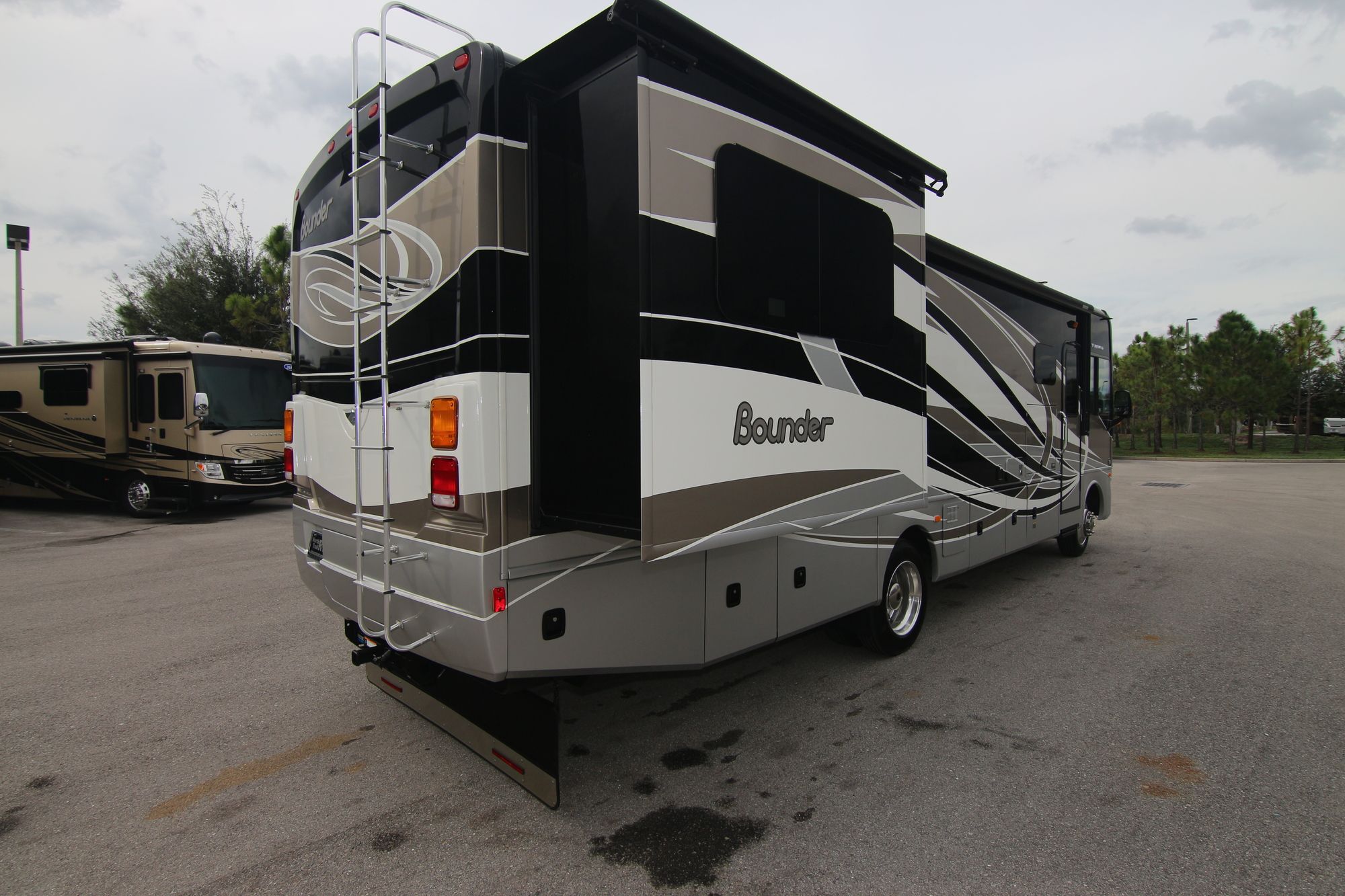 Used 2015 Fleetwood Bounder 33C Class A  For Sale