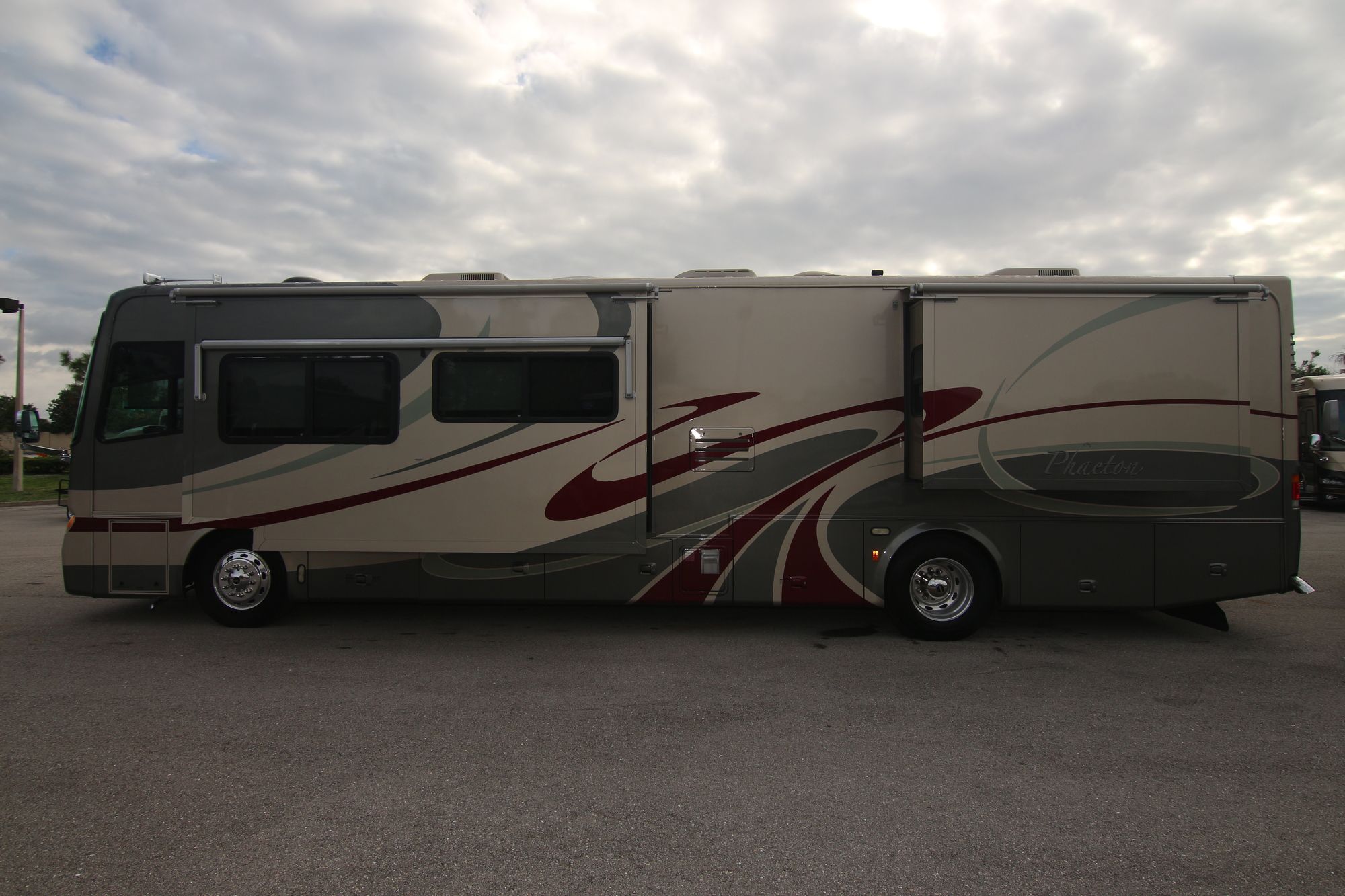 Used 2006 Tiffin Motor Homes Phaeton 40QDH Class A  For Sale