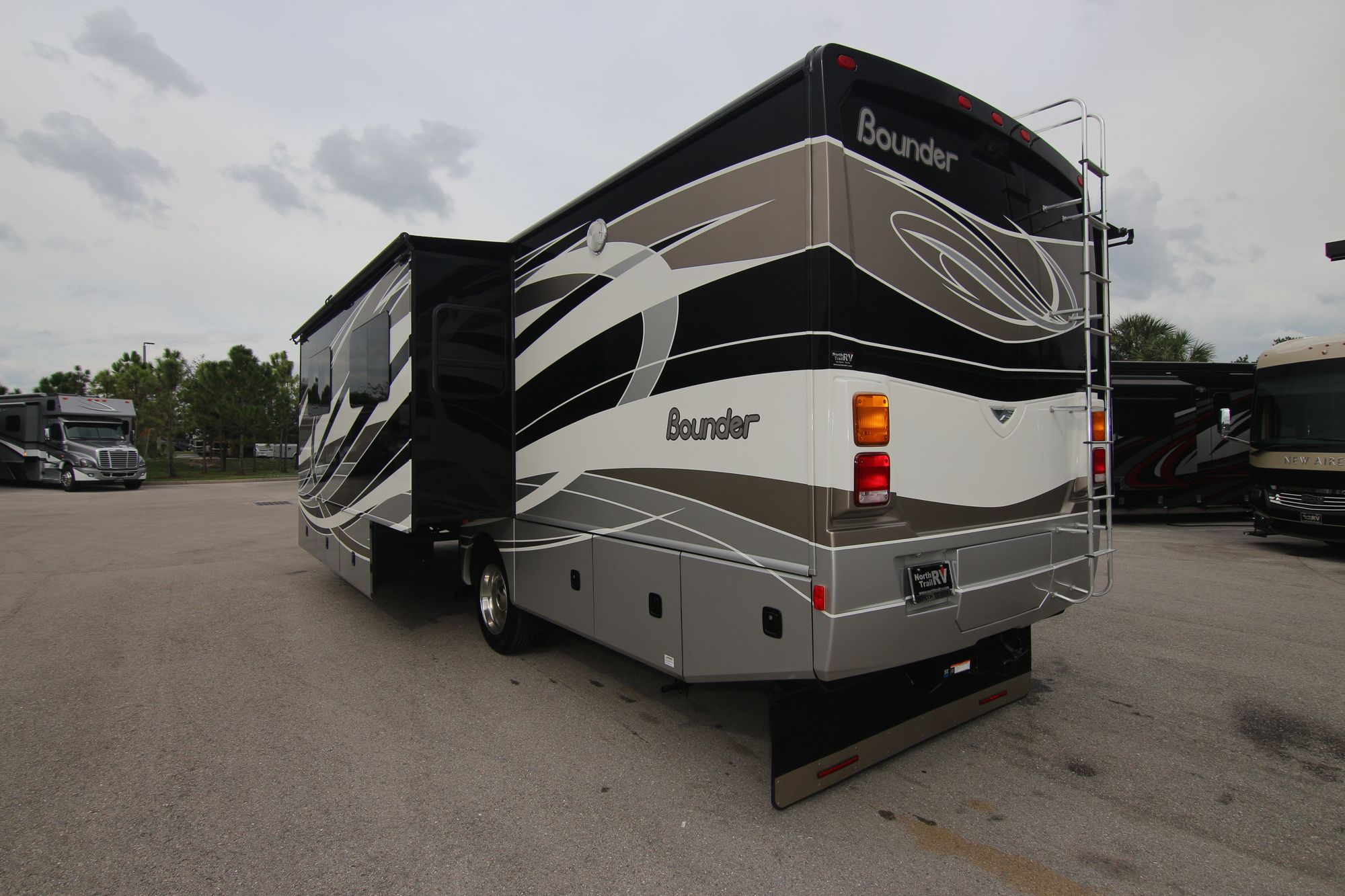 Used 2015 Fleetwood Bounder 33C Class A  For Sale