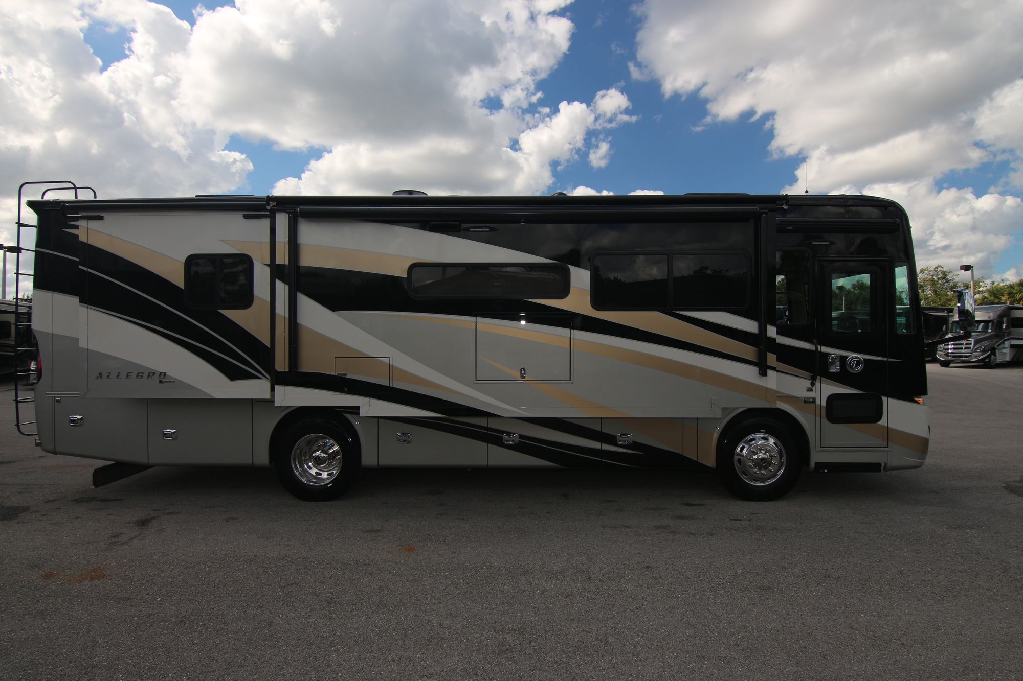 New 2020 Tiffin Motor Homes Allegro Red 33AA Class A  For Sale