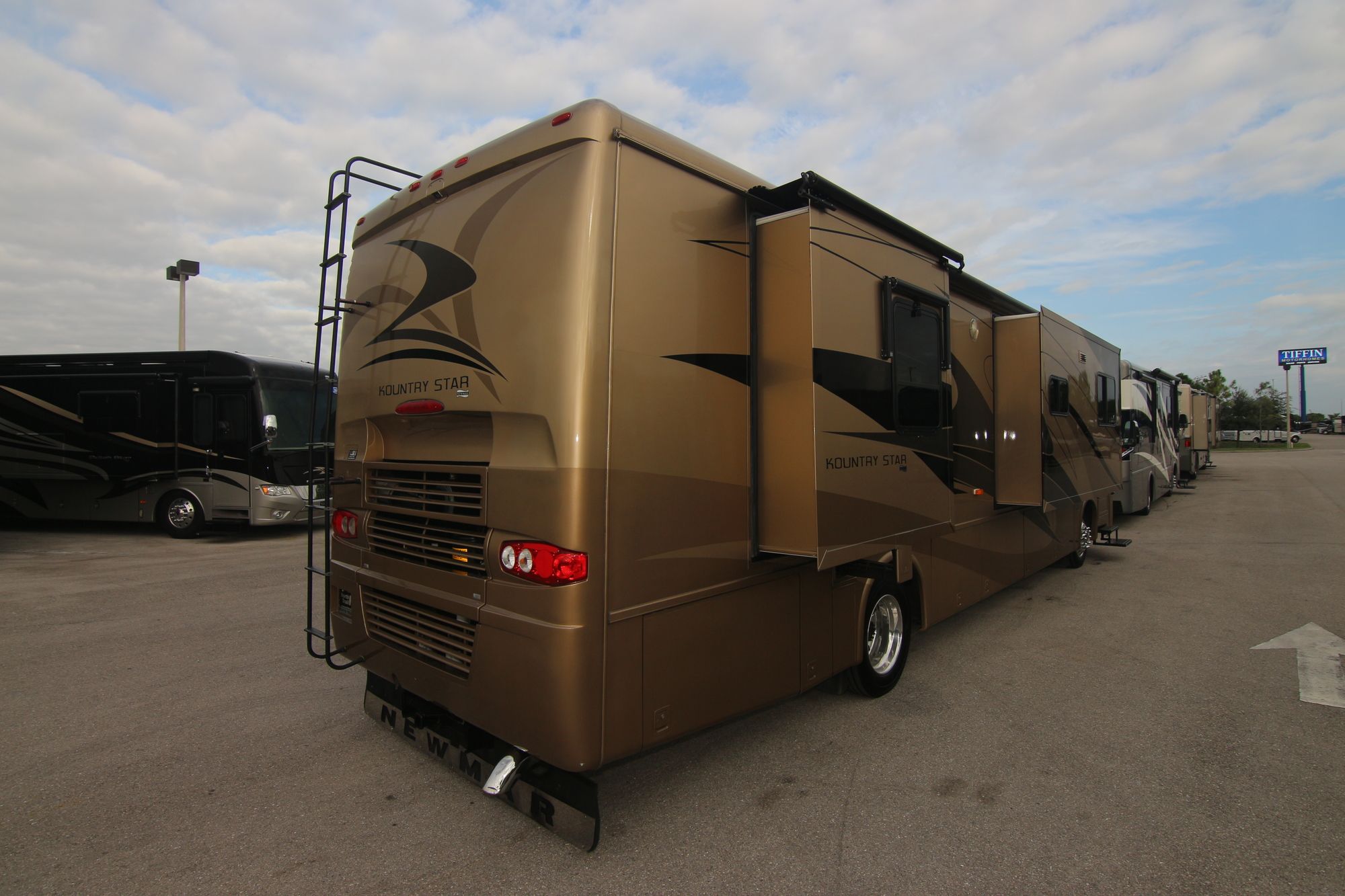 Used 2007 Newmar Kountry Star 3910 Class A  For Sale