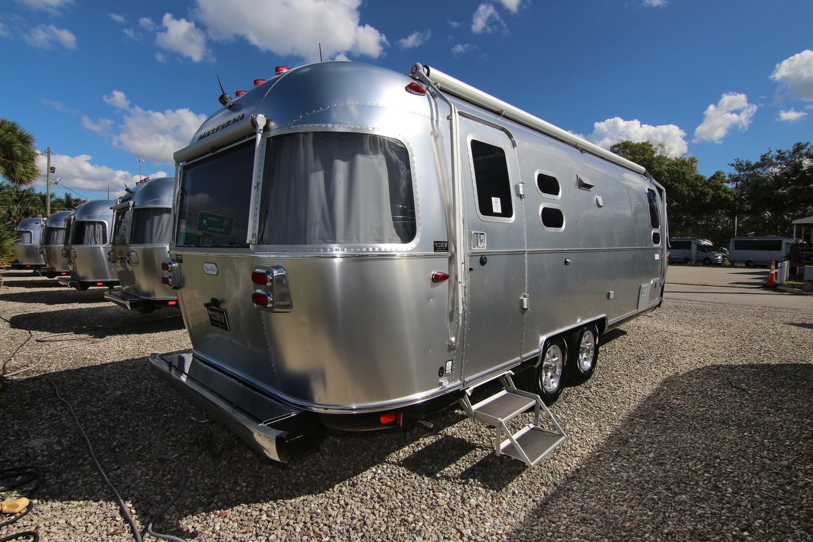 2020 Airstream Flying Cloud 25FB Travel Trailer (Stock# 12796)