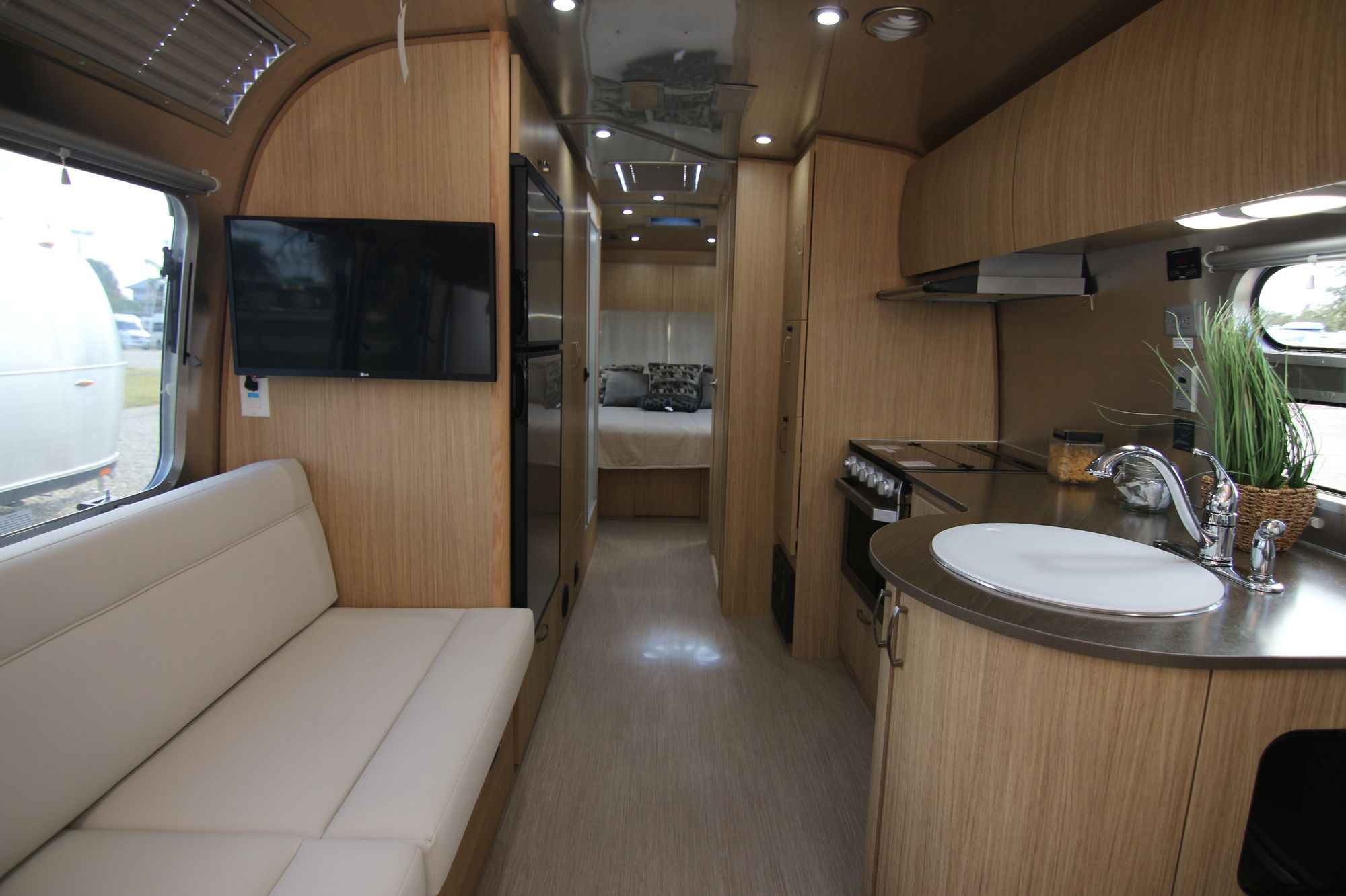 New 2020 Airstream Flying Cloud 27FB Travel Trailer  For Sale