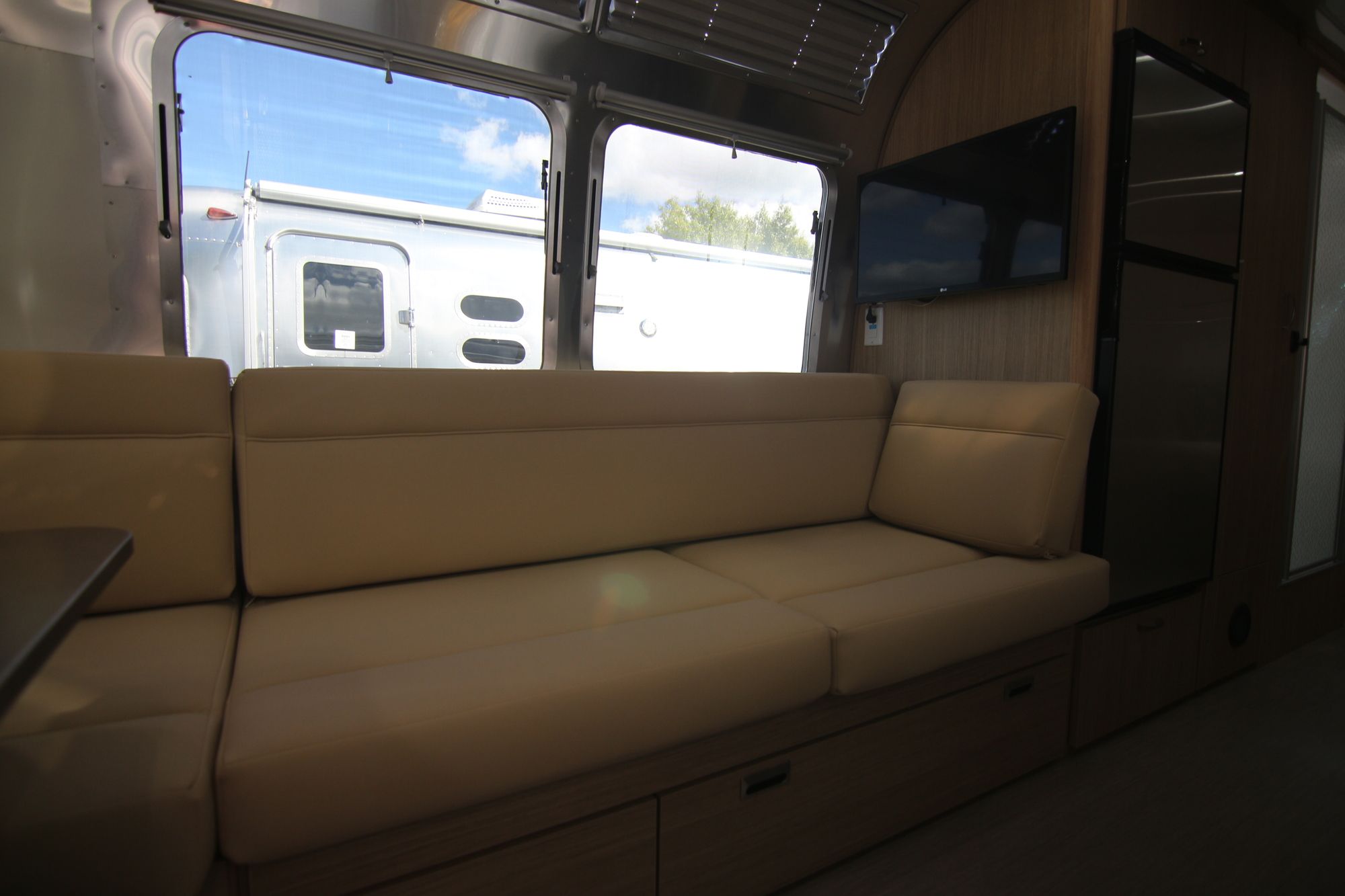 New 2020 Airstream Flying Cloud 25FBQ Travel Trailer  For Sale