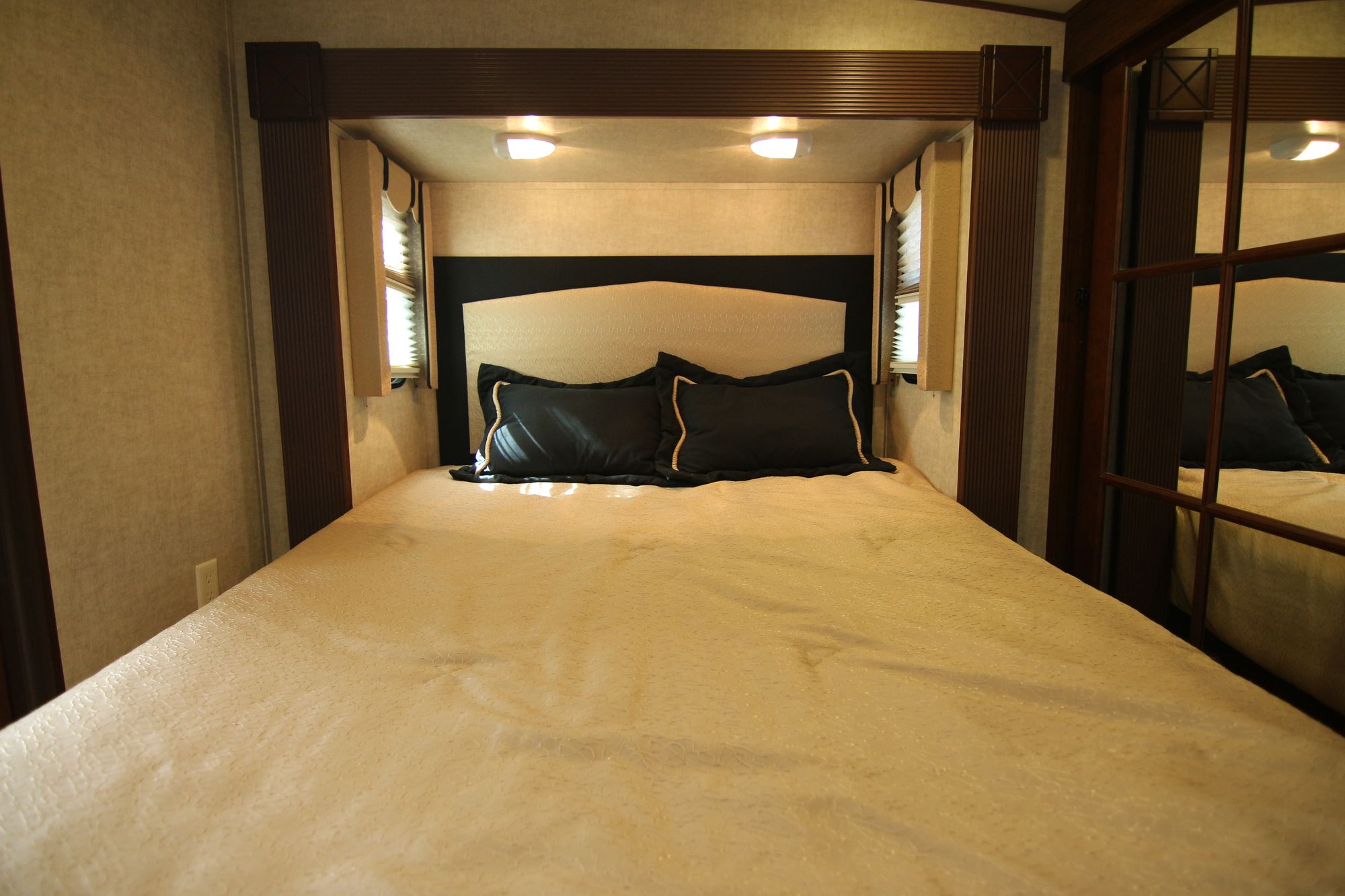 Used 2014 Keystone Avalanche 341TG Fifth Wheel  For Sale