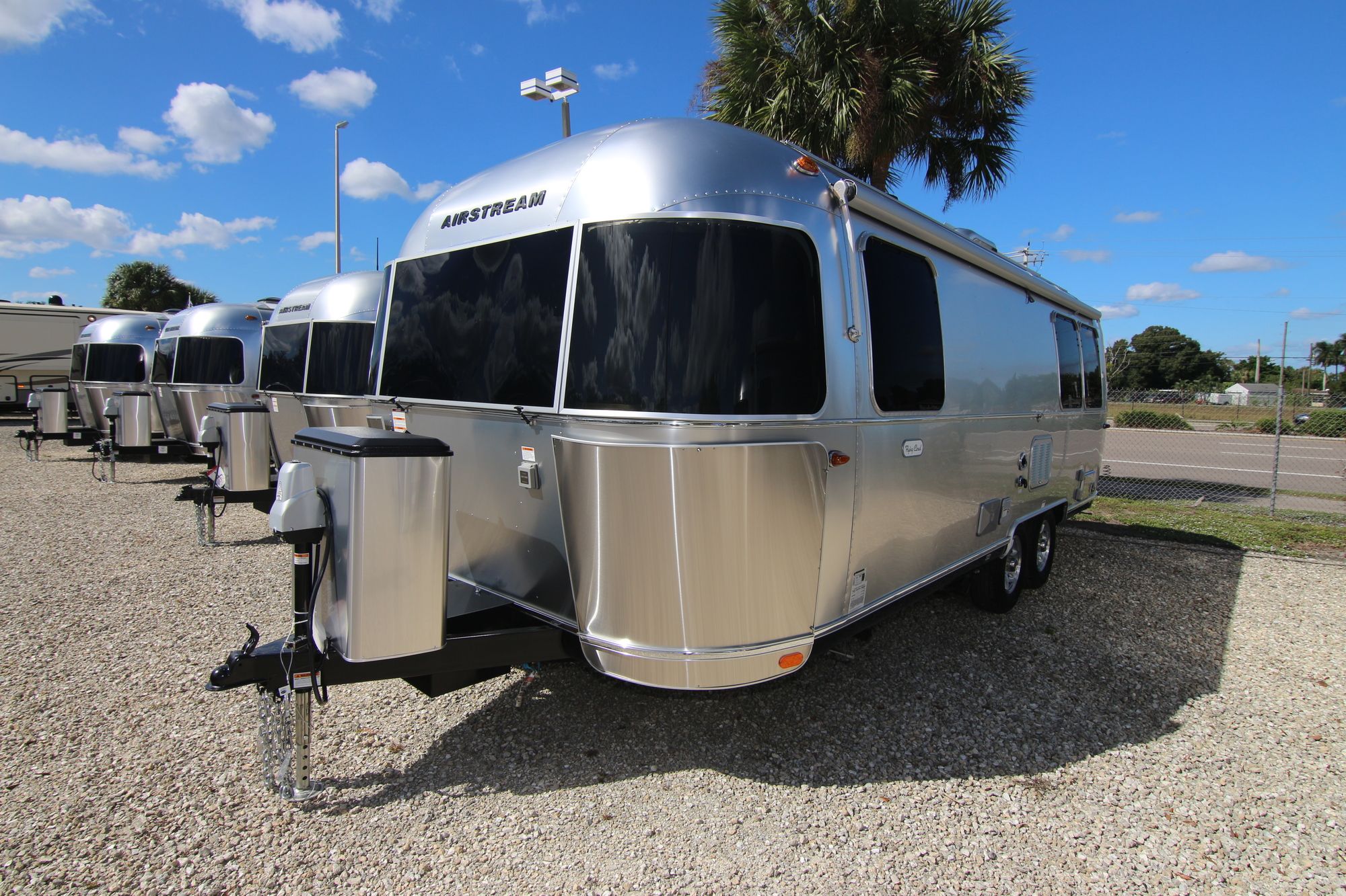 New 2020 Airstream Flying Cloud 25FBQ Travel Trailer  For Sale