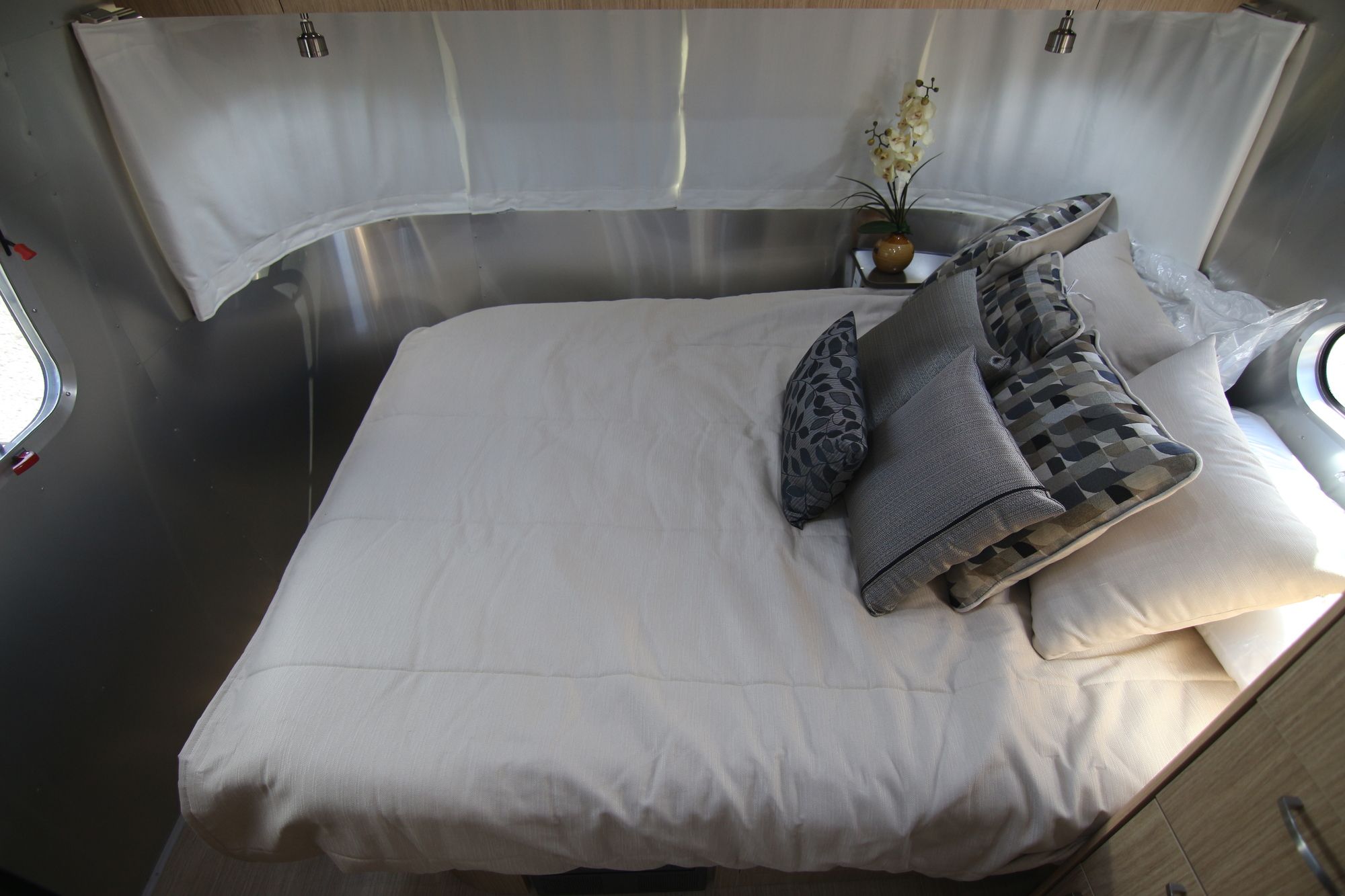 New 2020 Airstream Flying Cloud 25FBQ Travel Trailer  For Sale