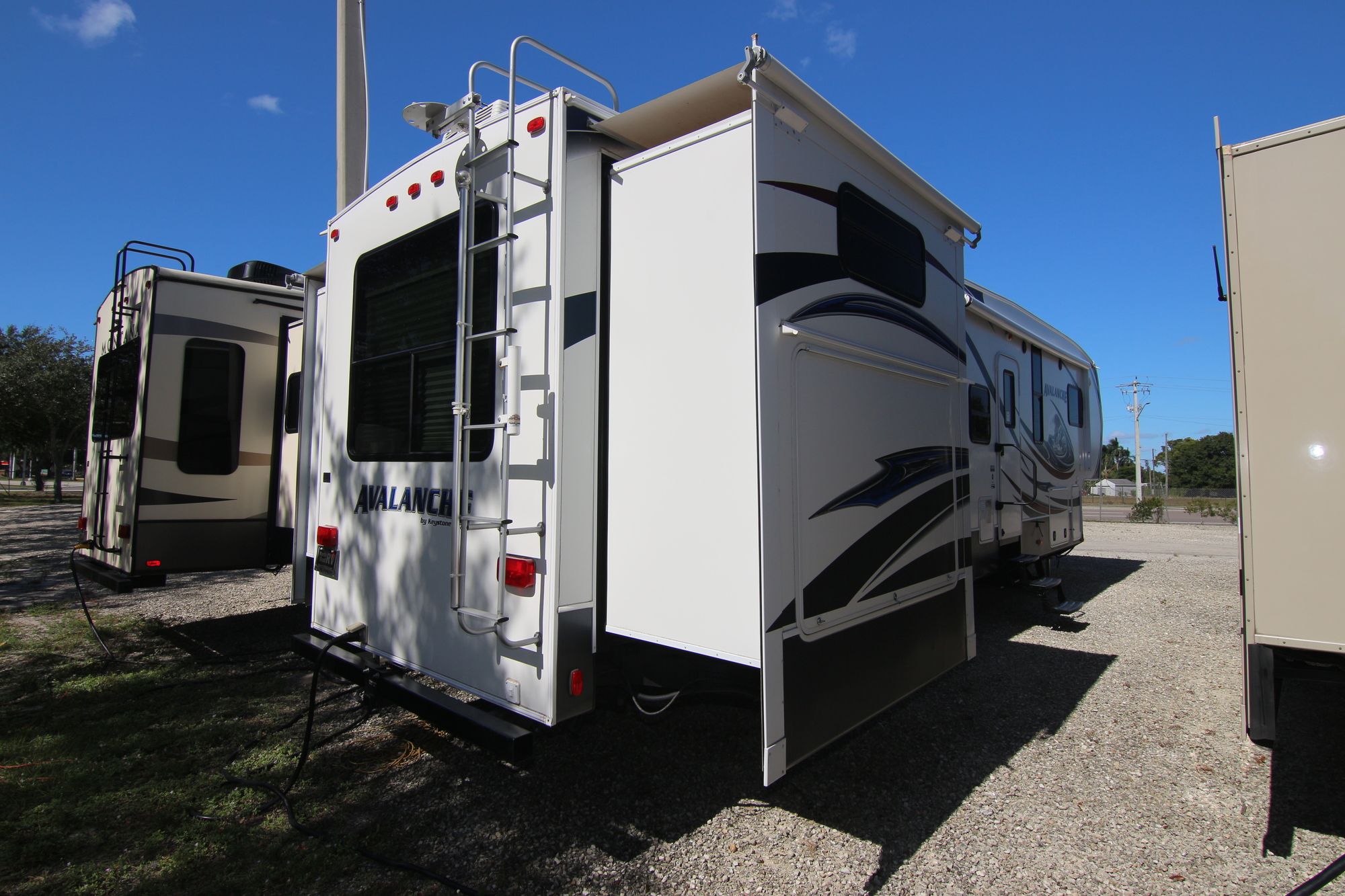 Used 2014 Keystone Avalanche 341TG Fifth Wheel  For Sale