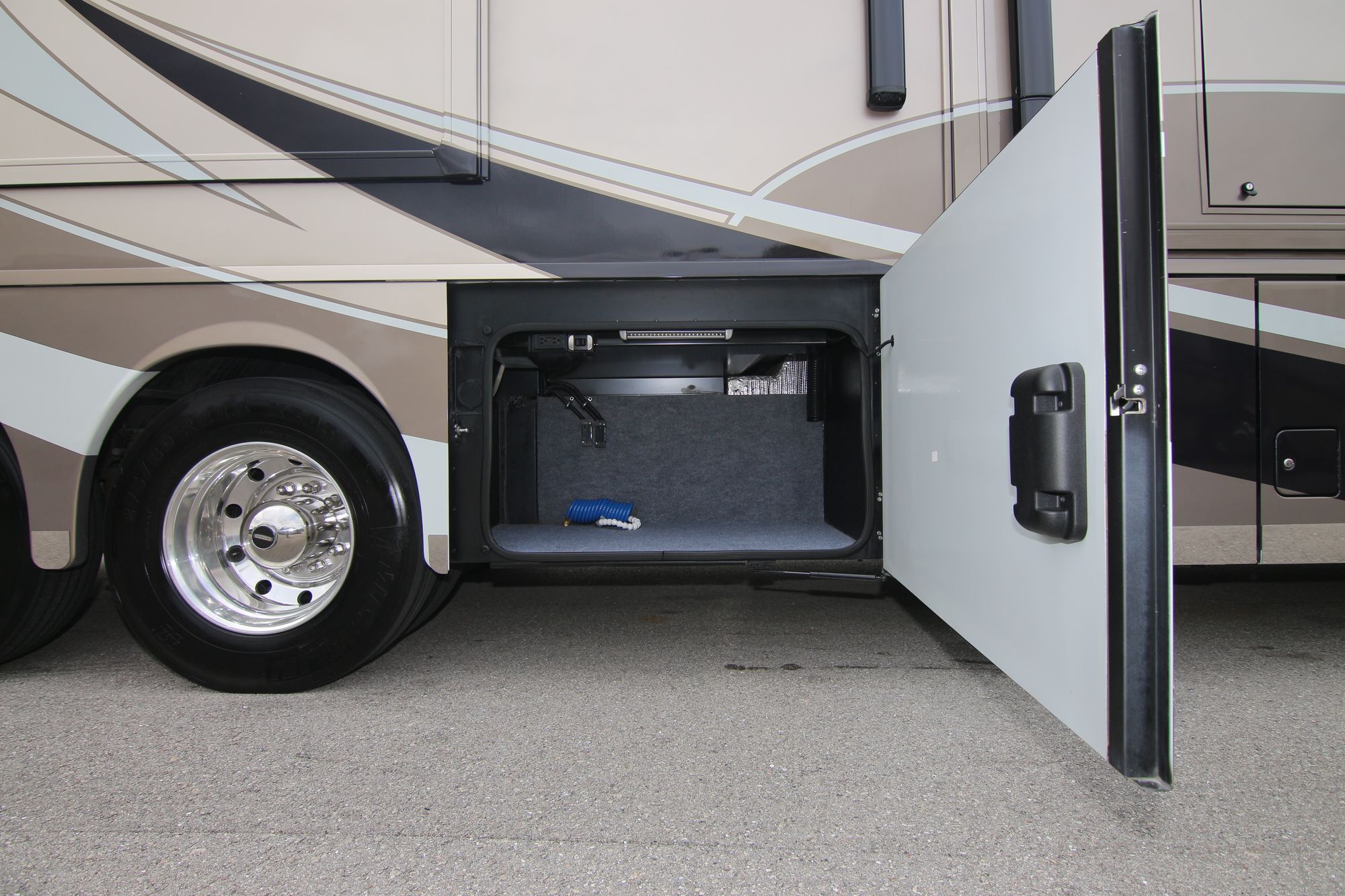 Used 2016 Winnebago Tour 42QD Class A  For Sale