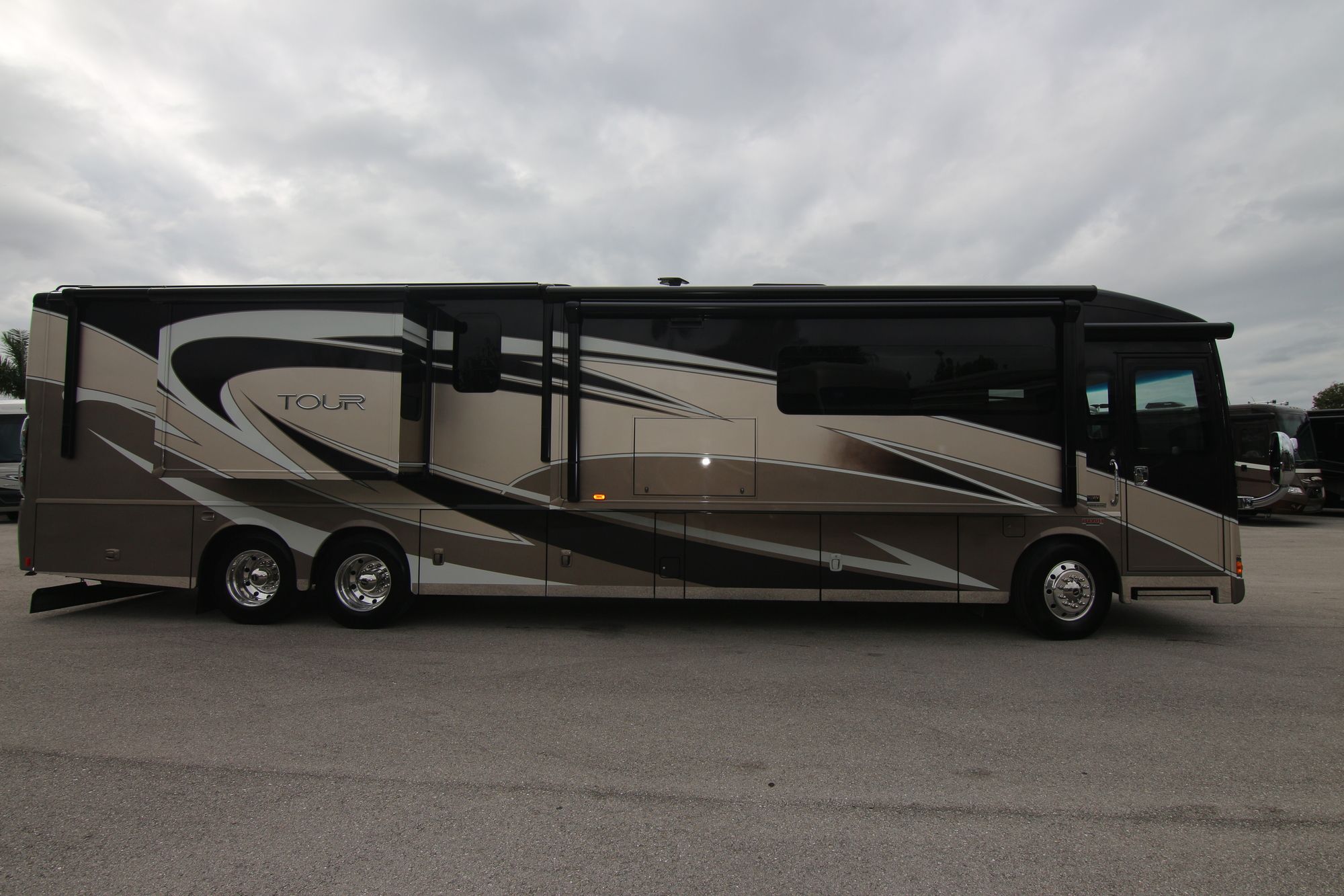 Used 2016 Winnebago Tour 42QD Class A  For Sale