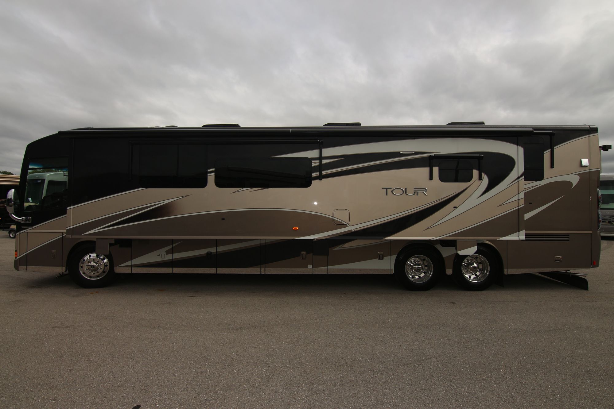 Used 2016 Winnebago Tour 42QD Class A  For Sale