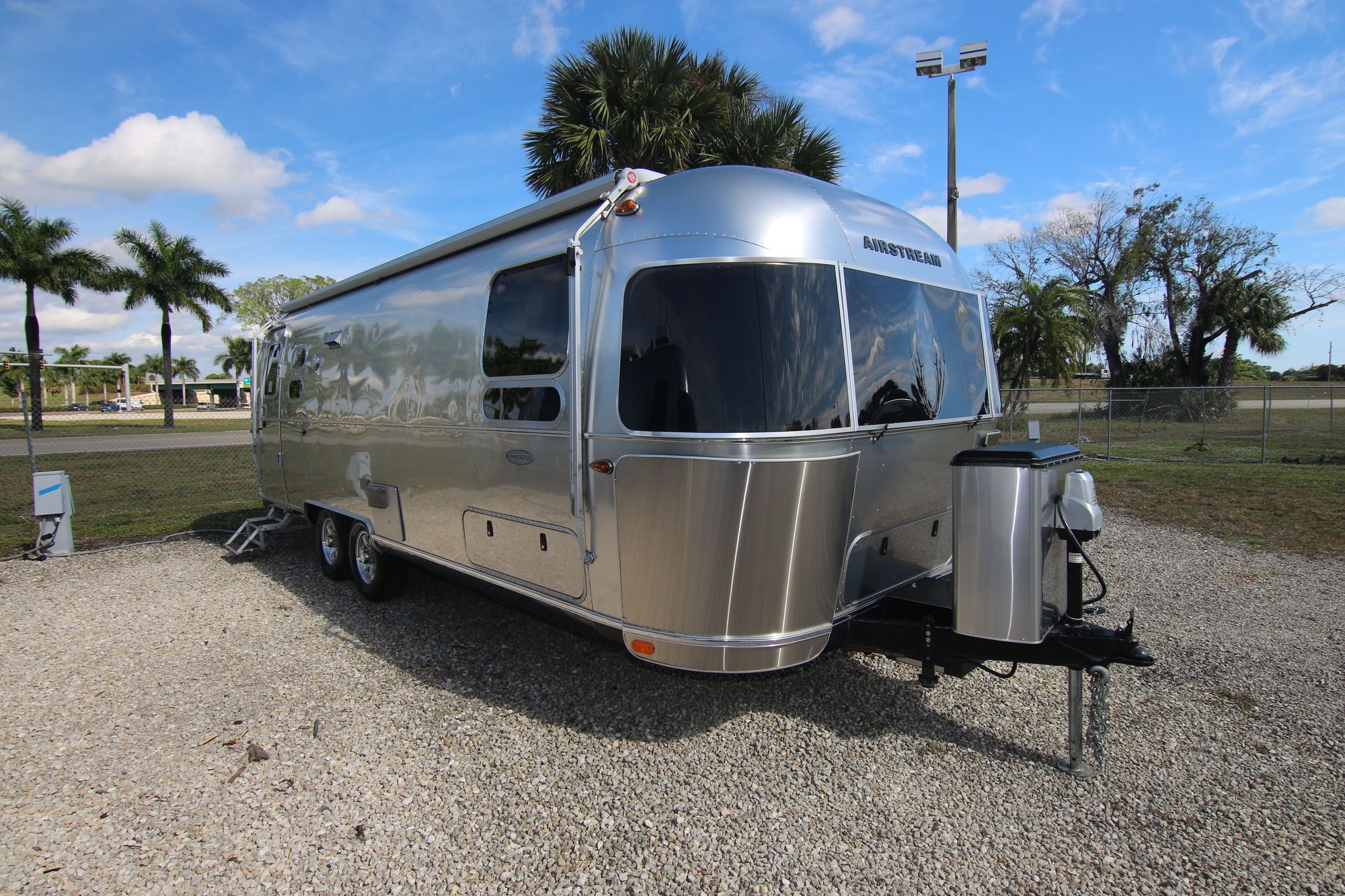 Used 2018 Airstream Flying Cloud 27FB TWIN Travel Trailer  For Sale