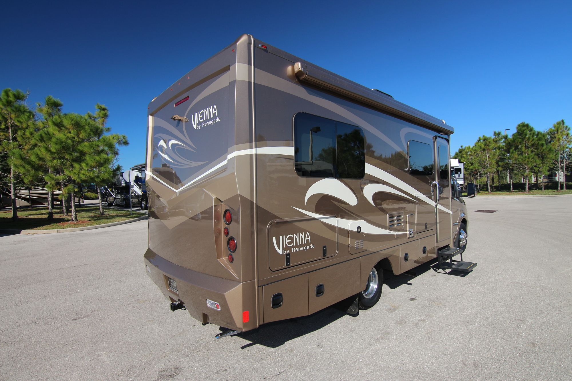 Used 2018 Renegade Rv Vienna 25VUCB Class C  For Sale