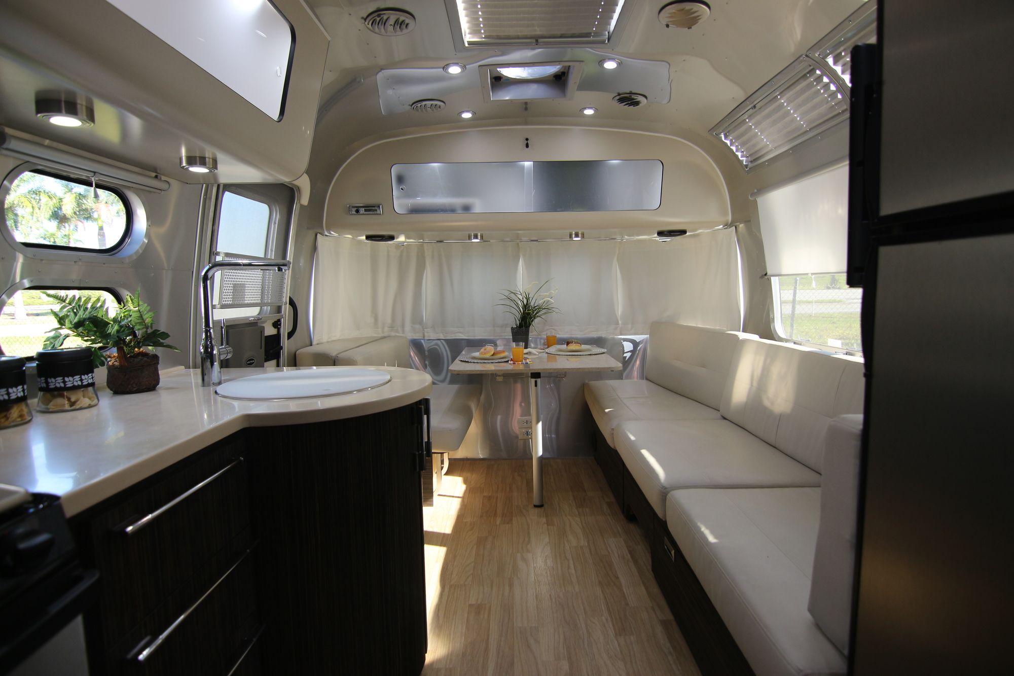 Used 2017 Airstream Intl Signature 27FB Travel Trailer  For Sale