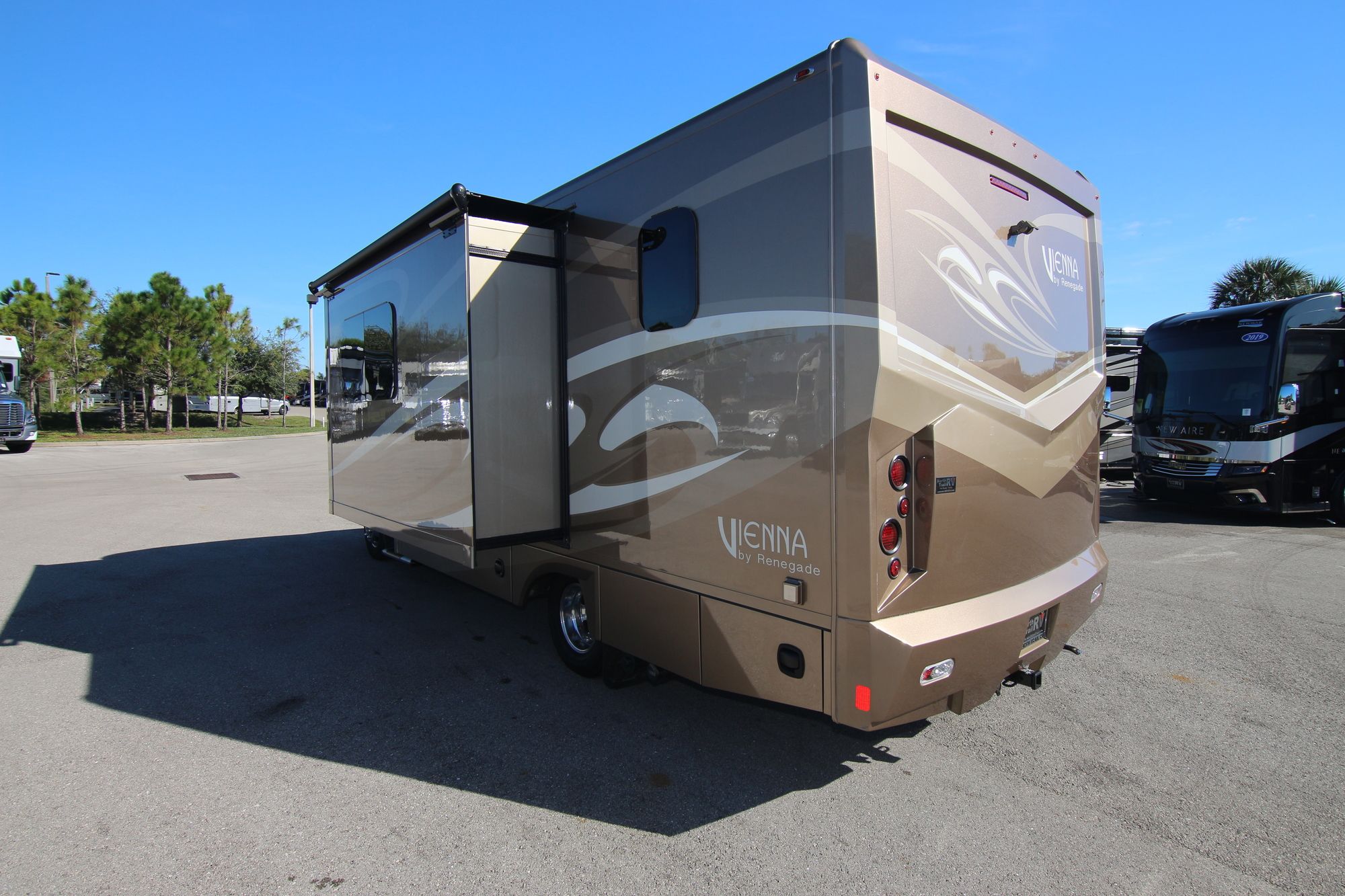 Used 2018 Renegade Rv Vienna 25VUCB Class C  For Sale