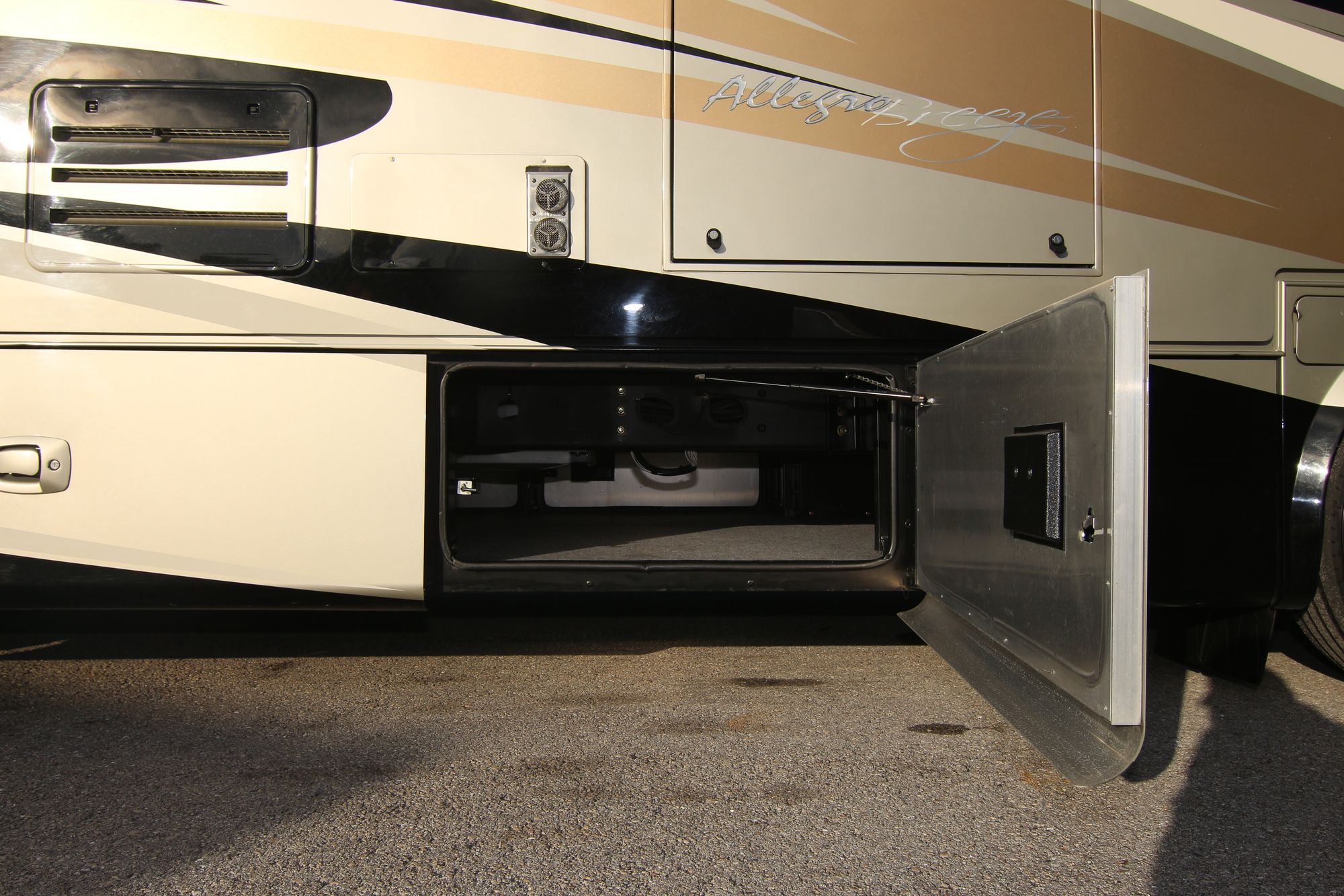 Used 2014 Tiffin Motor Homes Breeze 32BR Class A  For Sale