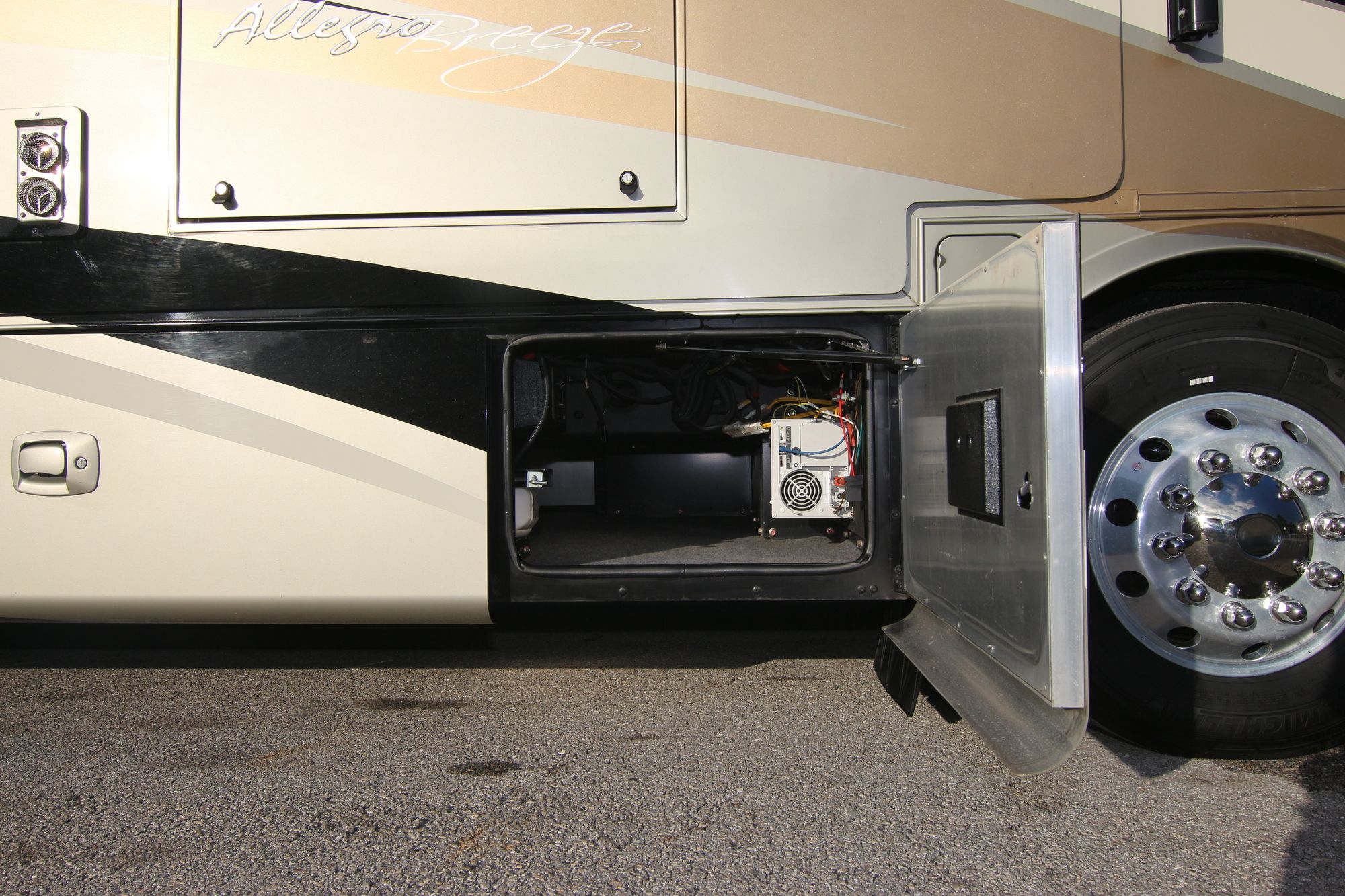 Used 2014 Tiffin Motor Homes Breeze 32BR Class A  For Sale