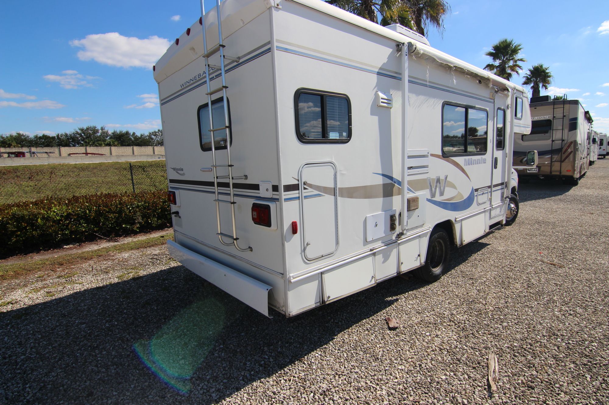 Used 2004 Winnebago Minnie Winnie 24F Class C  For Sale