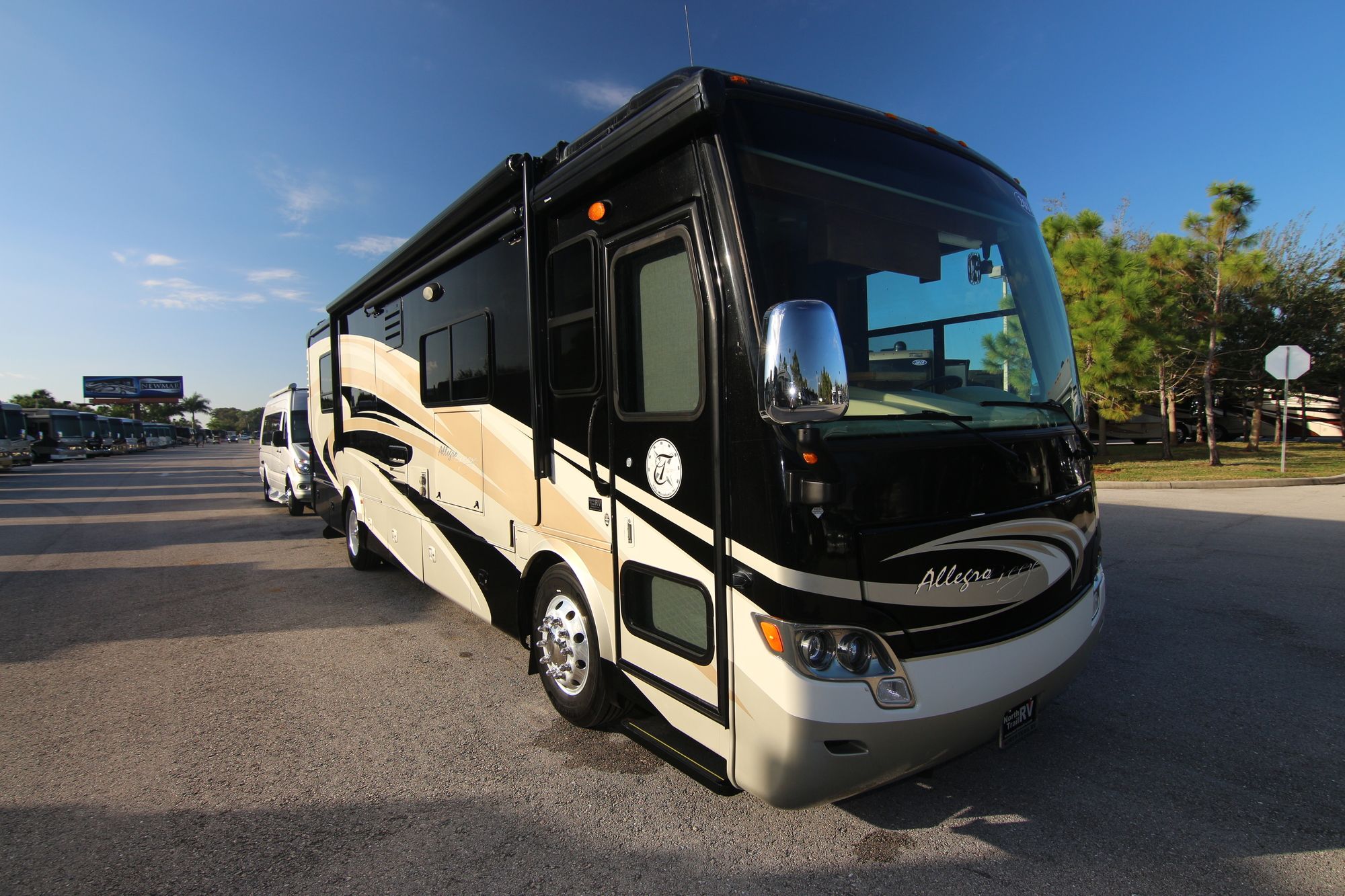 Used 2014 Tiffin Motor Homes Breeze 32BR Class A  For Sale