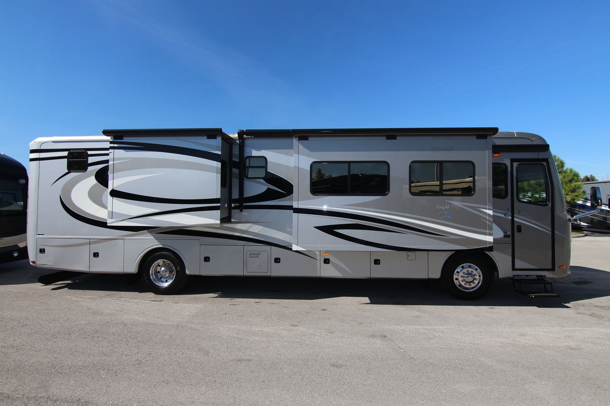 Used 2013 Monaco Knight 40DFT Class A  For Sale