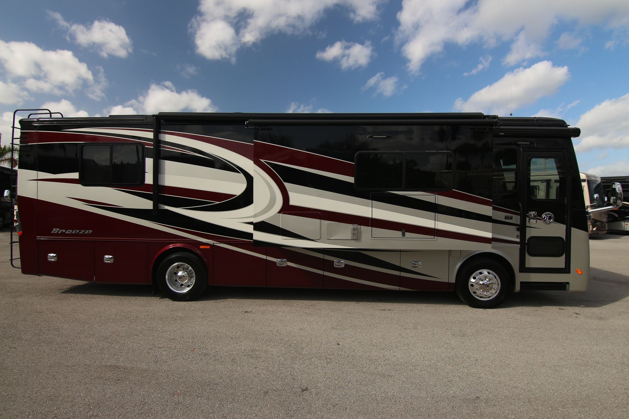 Used 2017 Tiffin Motor Homes Breeze 32BR Class A  For Sale