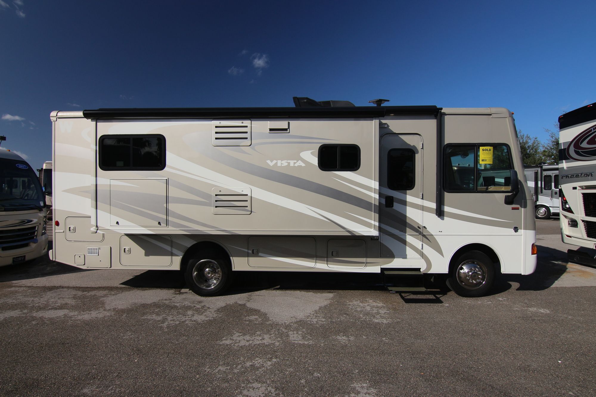 Used 2014 Winnebago Vista 27N Class A  For Sale