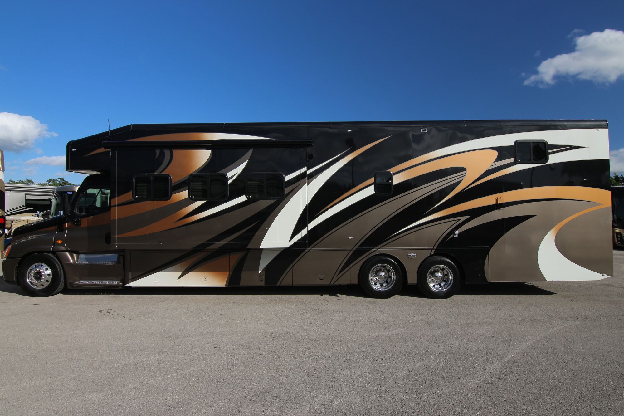 Used 2015 Show Hauler Garage Unit M-26/10GDSSL Super C  For Sale