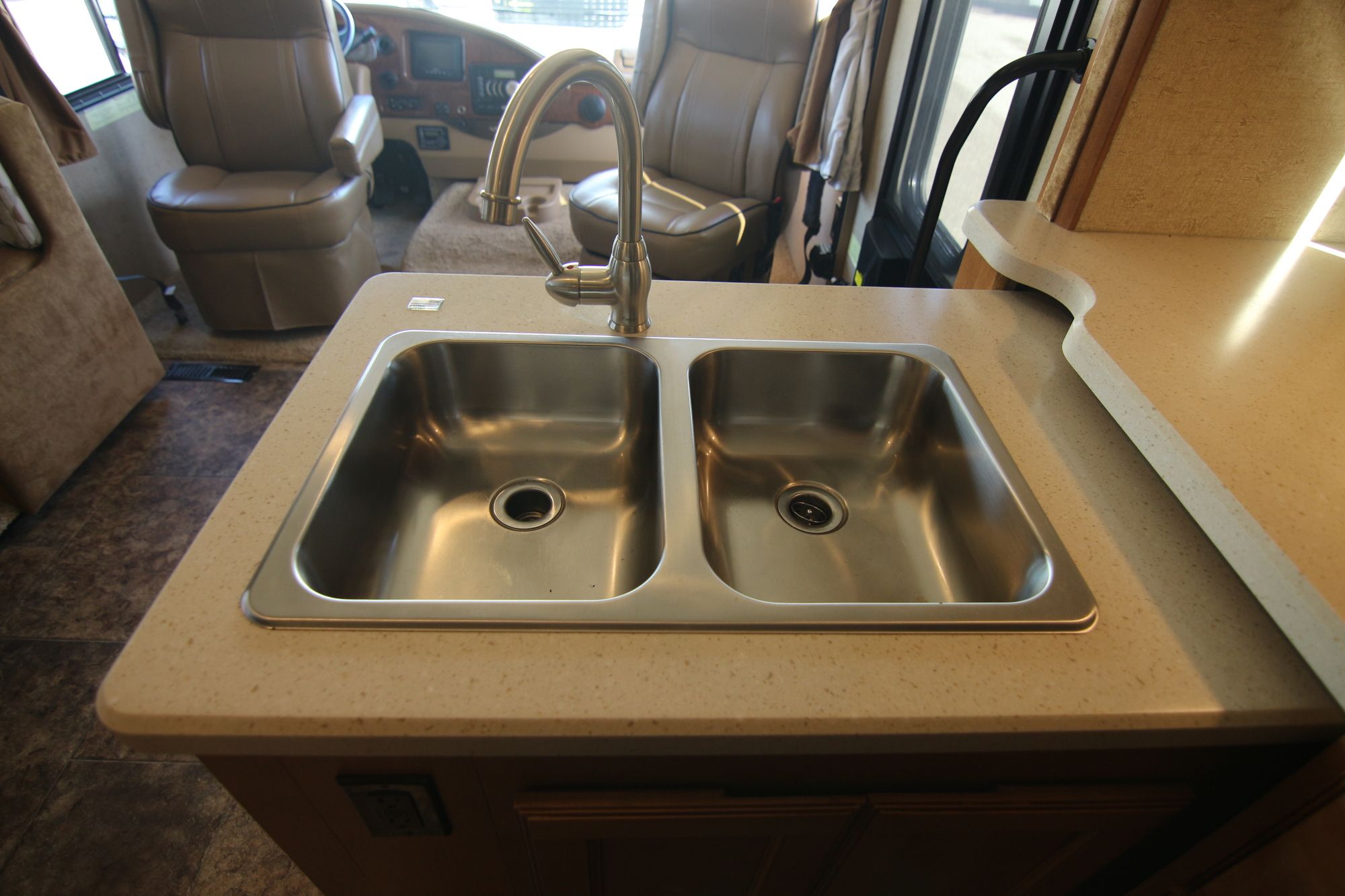 Used 2014 Winnebago Vista 27N Class A  For Sale