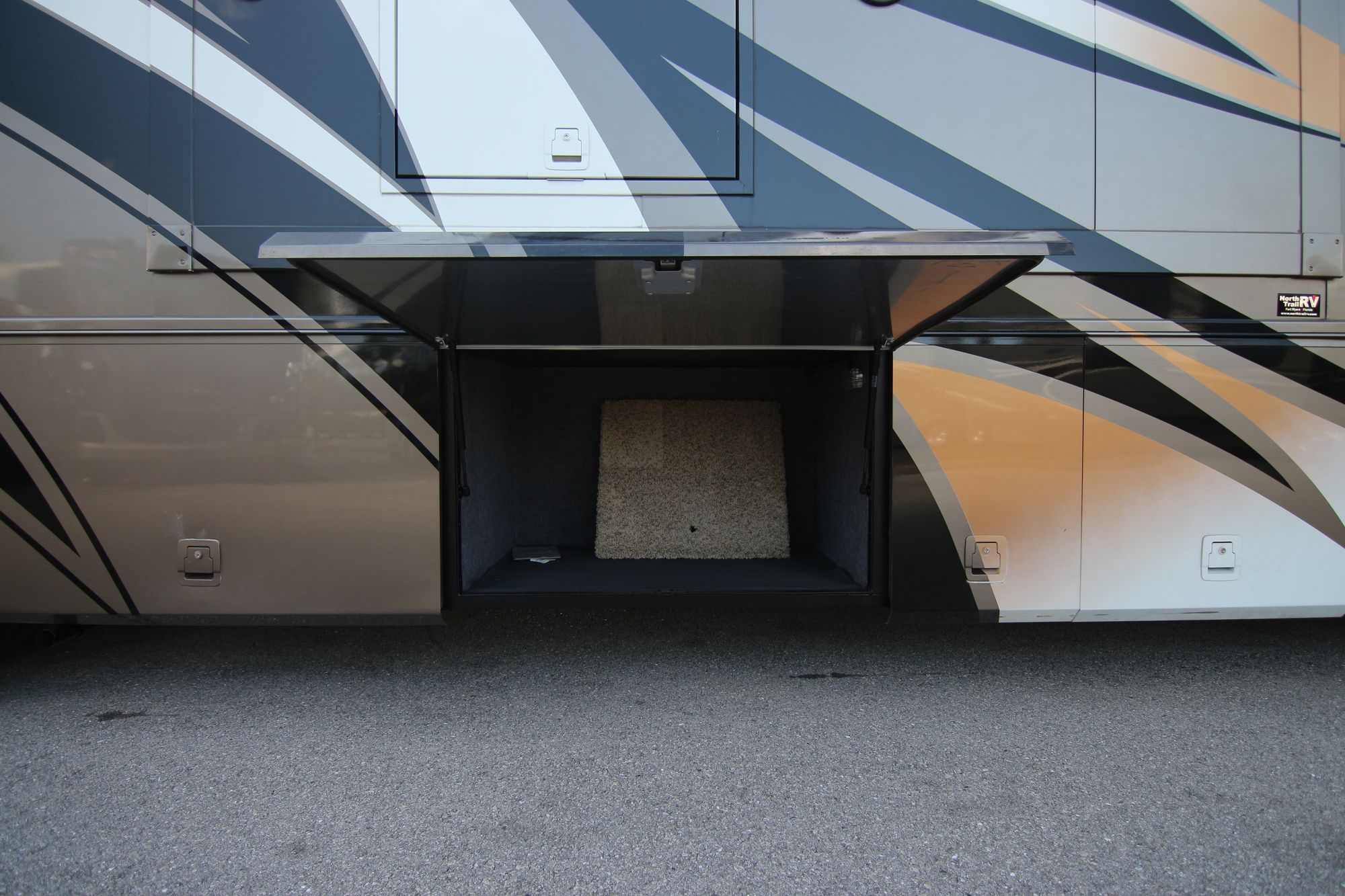 Used 2015 Show Hauler Garage Unit M-26/10GDSSL Super C  For Sale