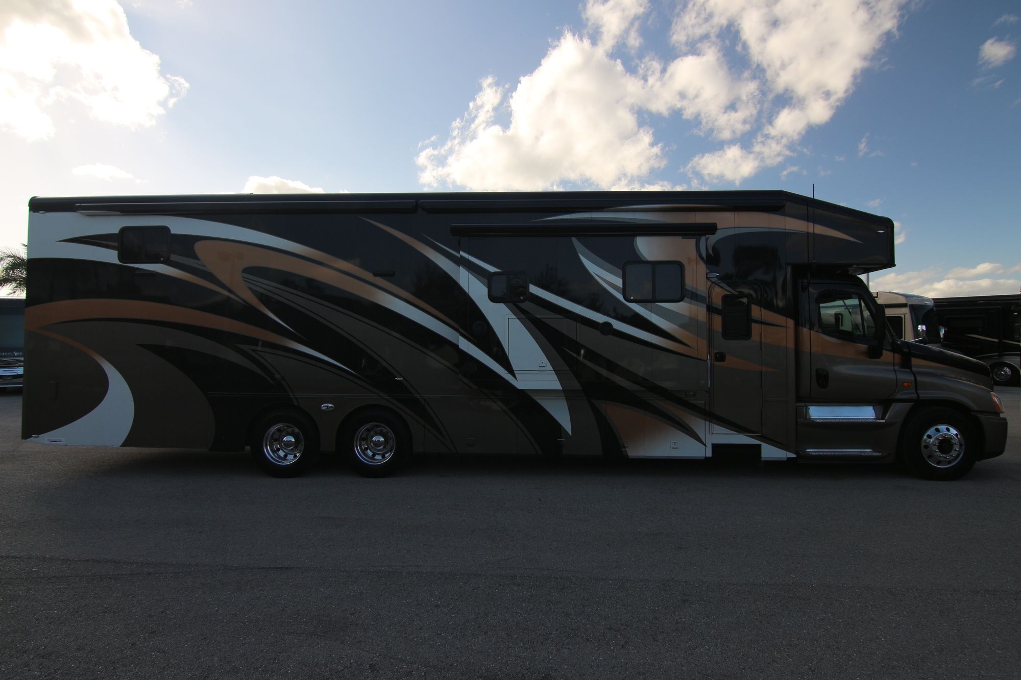 Used 2015 Show Hauler Garage Unit M-26/10GDSSL Super C  For Sale