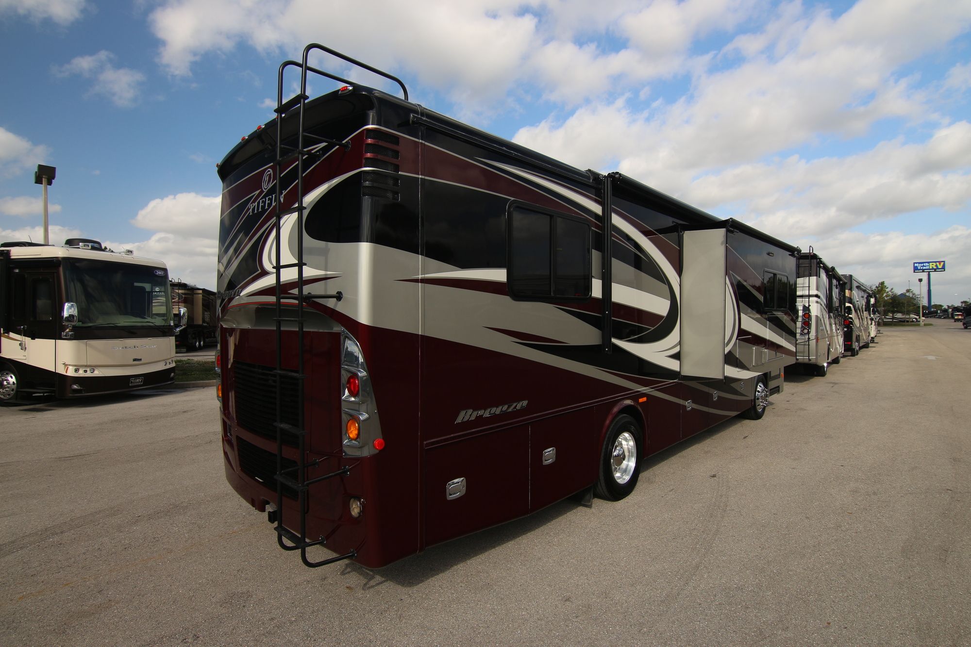 Used 2017 Tiffin Motor Homes Breeze 32BR Class A  For Sale