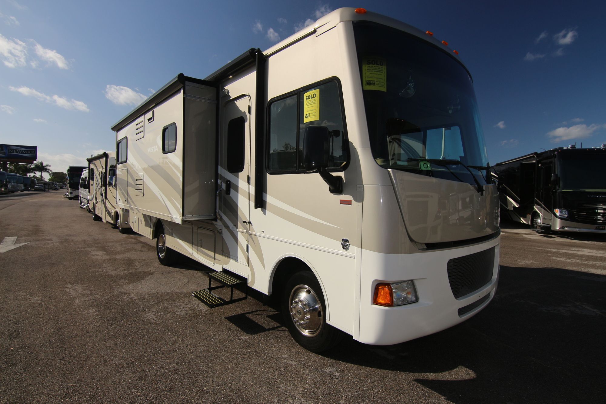 Used 2014 Winnebago Vista 27N Class A  For Sale