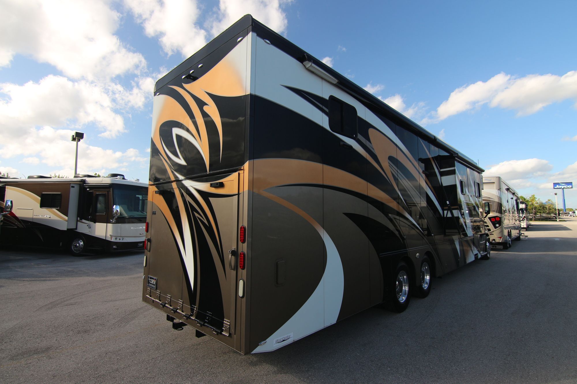 Used 2015 Show Hauler Garage Unit M-26/10GDSSL Super C  For Sale