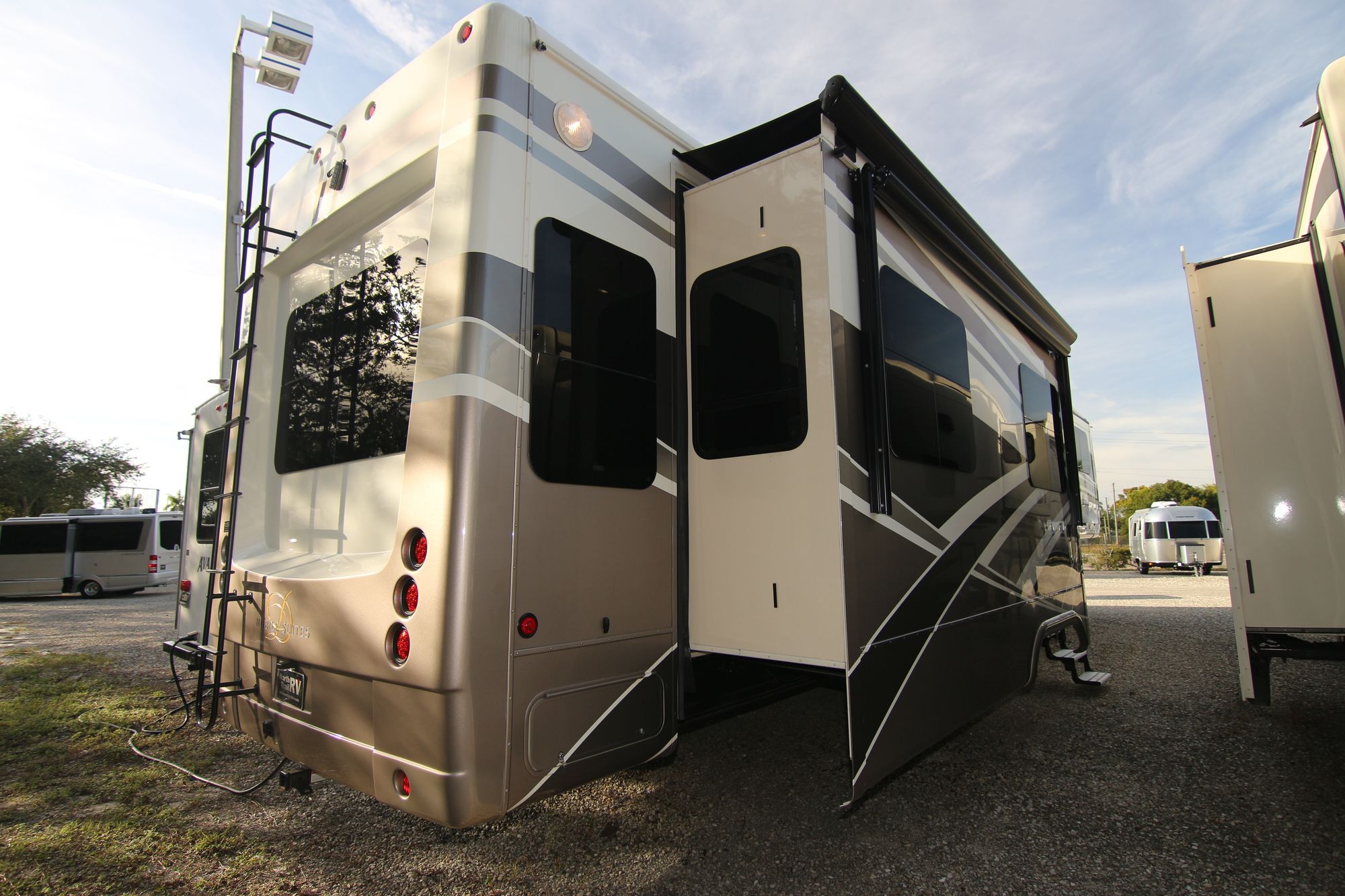 Used 2018 Drv Luxury Suites Mobile Suites 40KSSB4 Fifth Wheel  For Sale