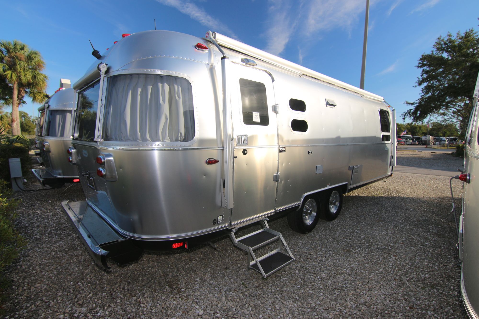 New 2020 Airstream Globetrotter 27FB Travel Trailer  For Sale