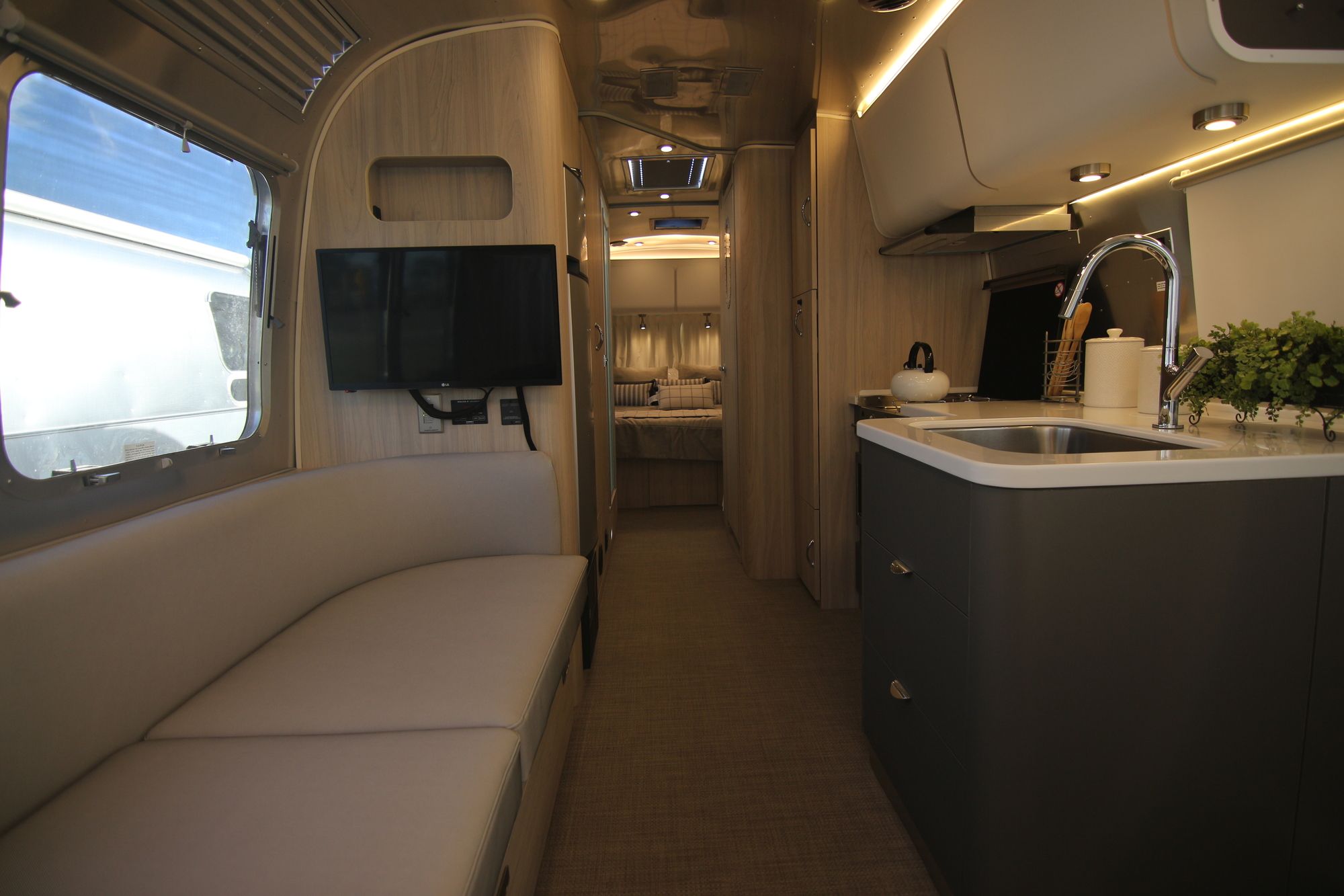 New 2020 Airstream Globetrotter 27FB Travel Trailer  For Sale