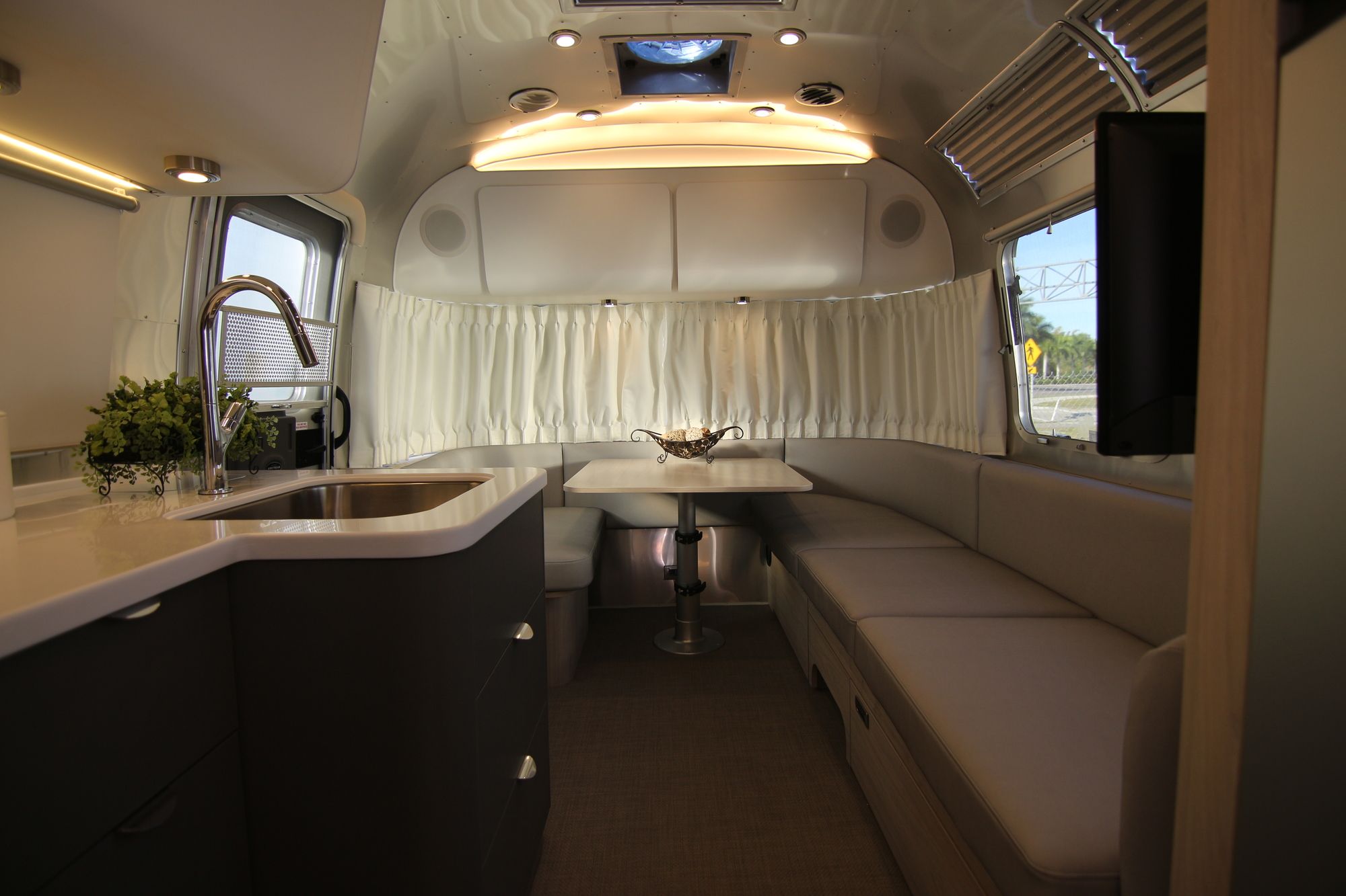 New 2020 Airstream Globetrotter 27FB Travel Trailer  For Sale