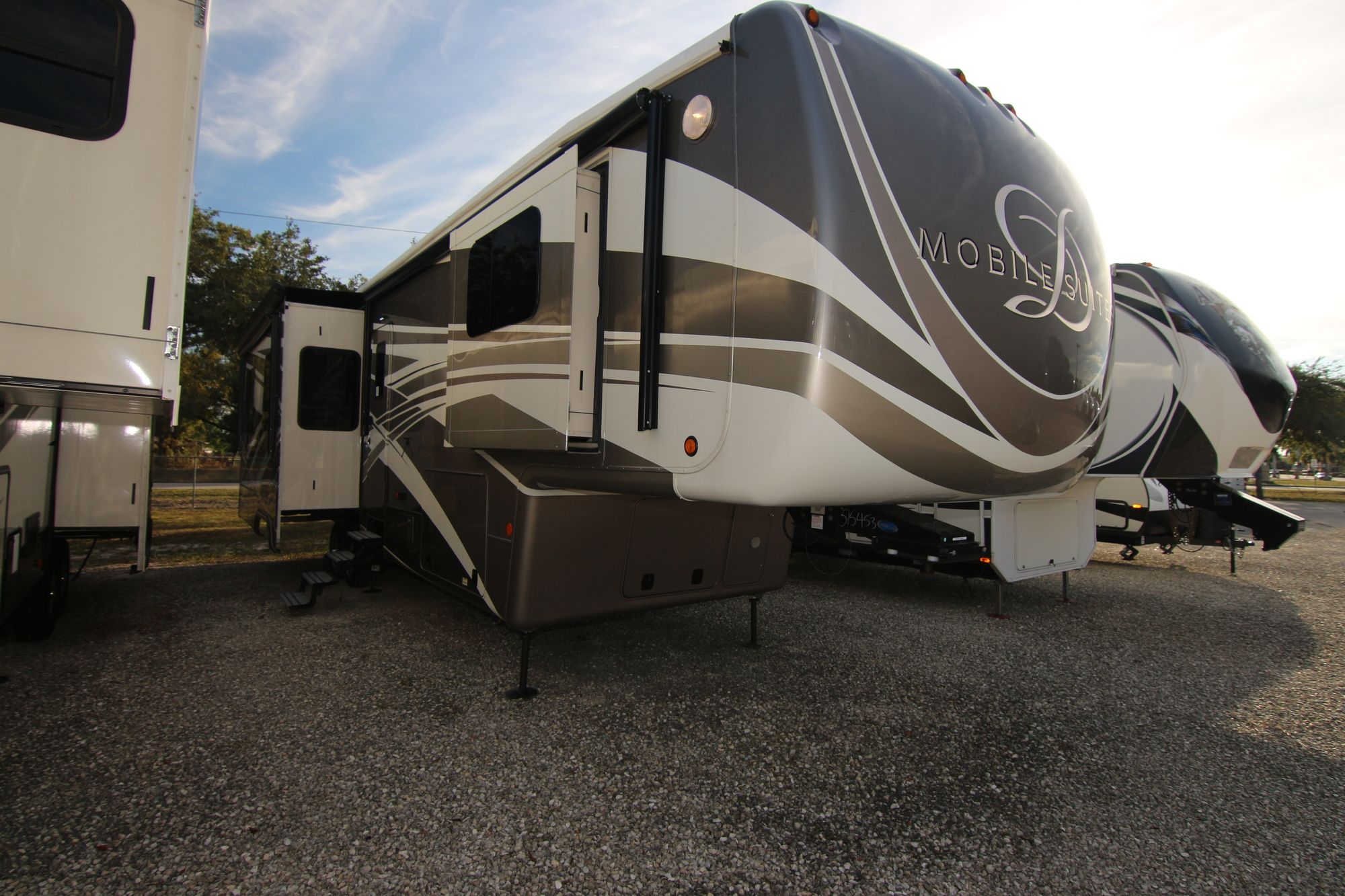 Used 2018 Drv Luxury Suites Mobile Suites 40KSSB4 Fifth Wheel  For Sale