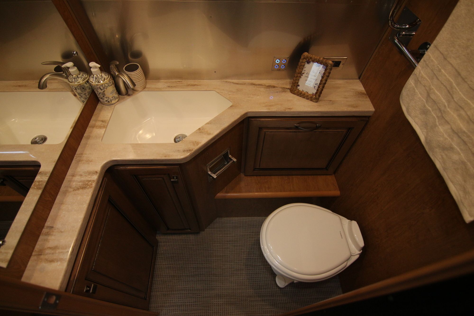 New 2020 Airstream Classic 30RB Travel Trailer  For Sale